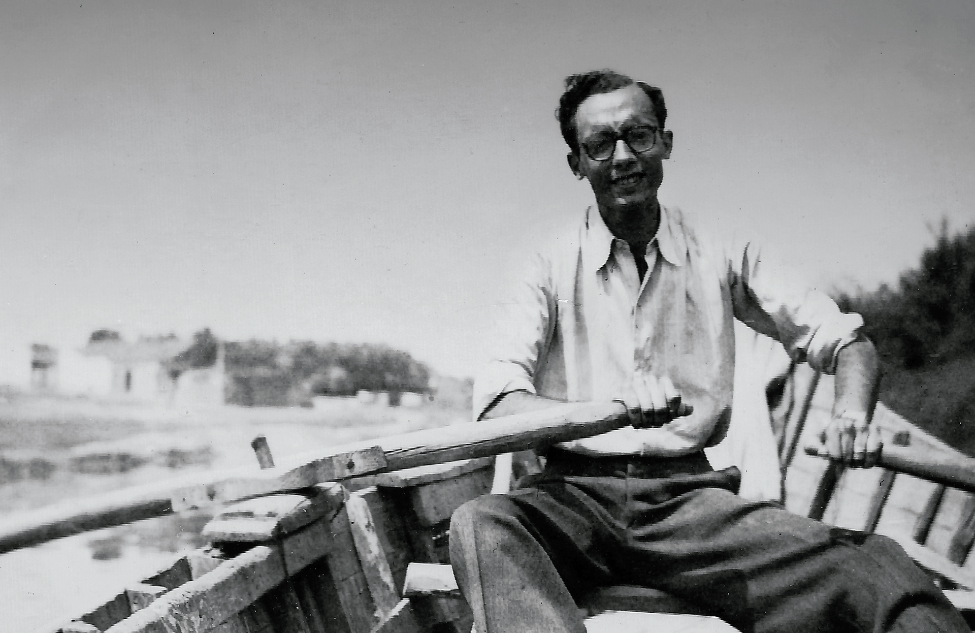 Saramago explica cómo entender su obra en un libro que hoy se puede leer gratis 5 José Saramago en el río Almonda, 1945.