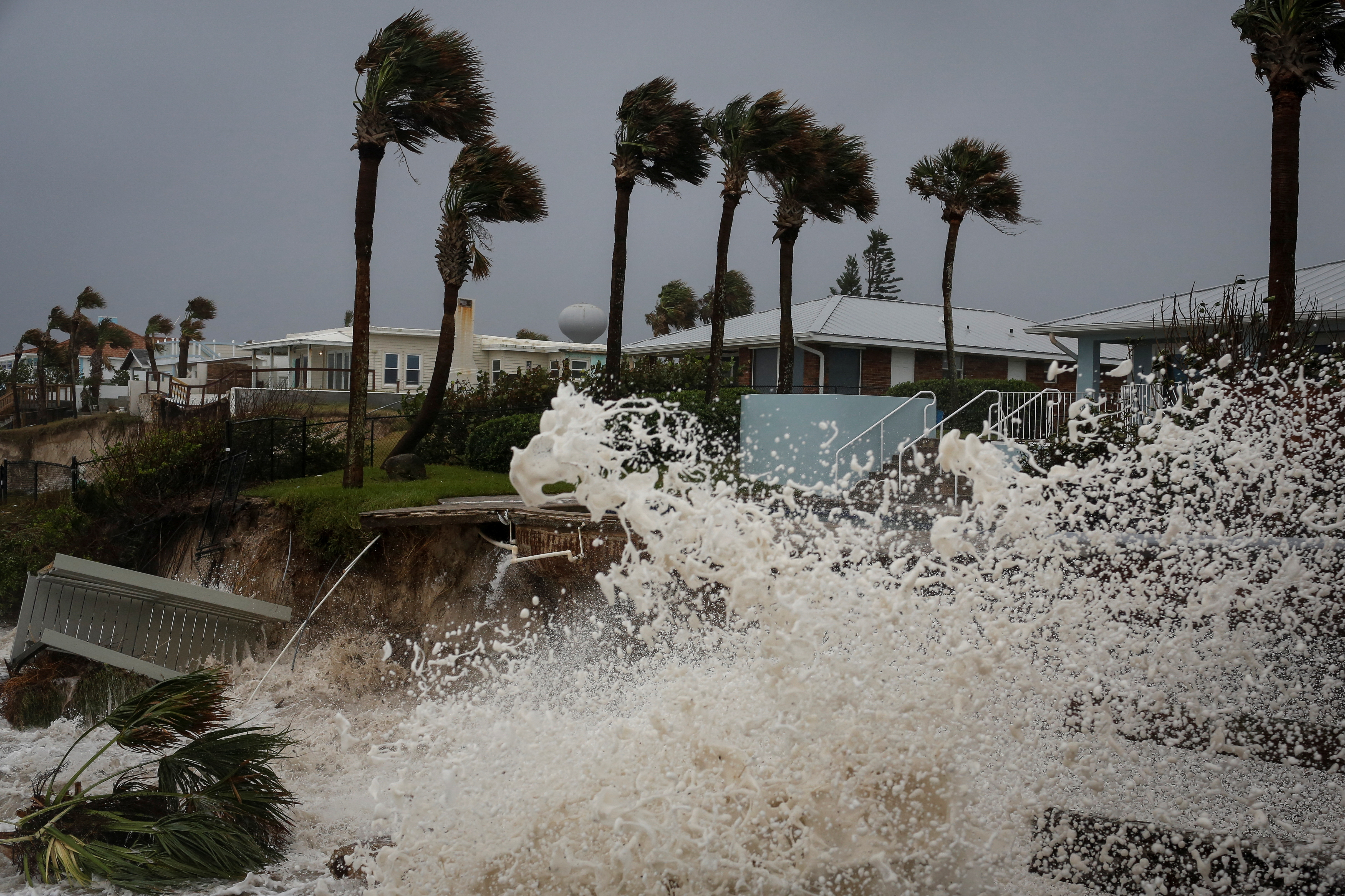 EN VIVO: Nicole se degradó a tormenta tropical después de tocar tierra como huracán en Florida