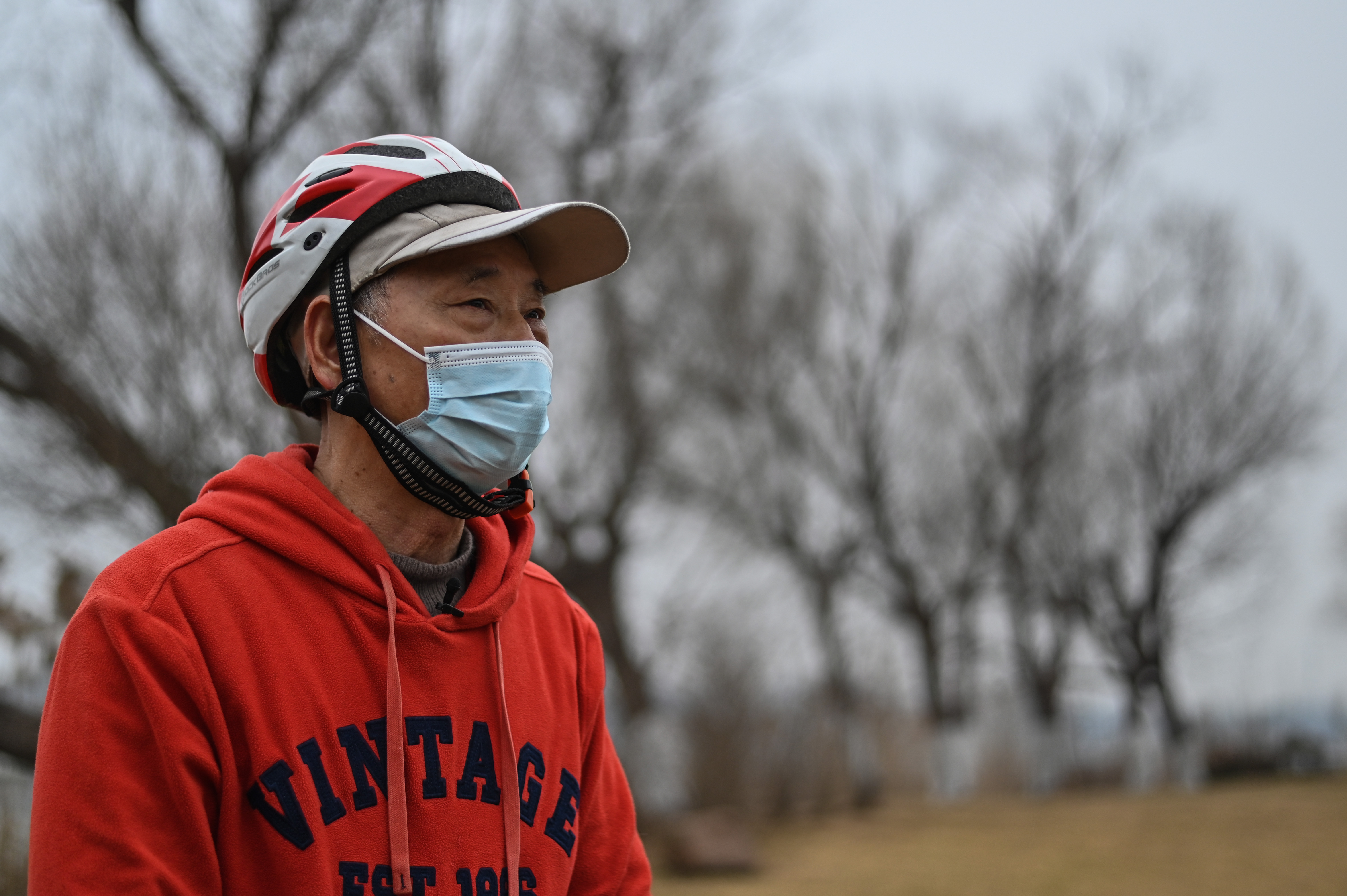 Huang Genben, quien pasó 67 días en el hospital luchando contra el coronavirus Covid-19 en 2020, habla durante una entrevista con AFP en Wuhan, provincia central china de Hubei. (Héctor RETAMAL/AFP)