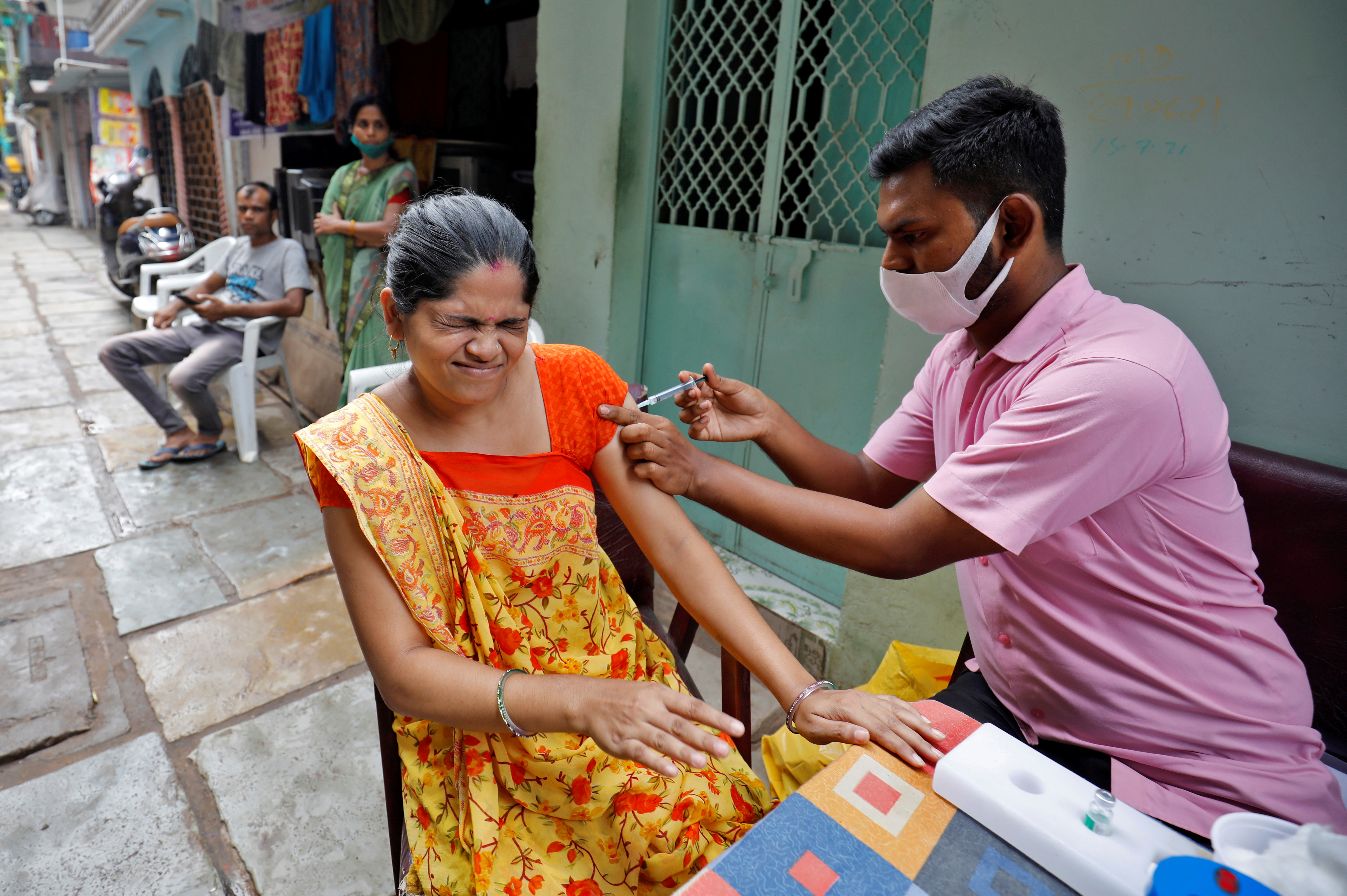 El 60% de las personas con ascendencia sudasiática son portadoras de la señal genética de alto riesgo, lo que explica en parte el exceso de muertes observado en algunas comunidades del Reino Unido y el impacto de COVID-19 en el subcontinente indio ( Foto de archivo tomada en Ahmedabad - Reuters)