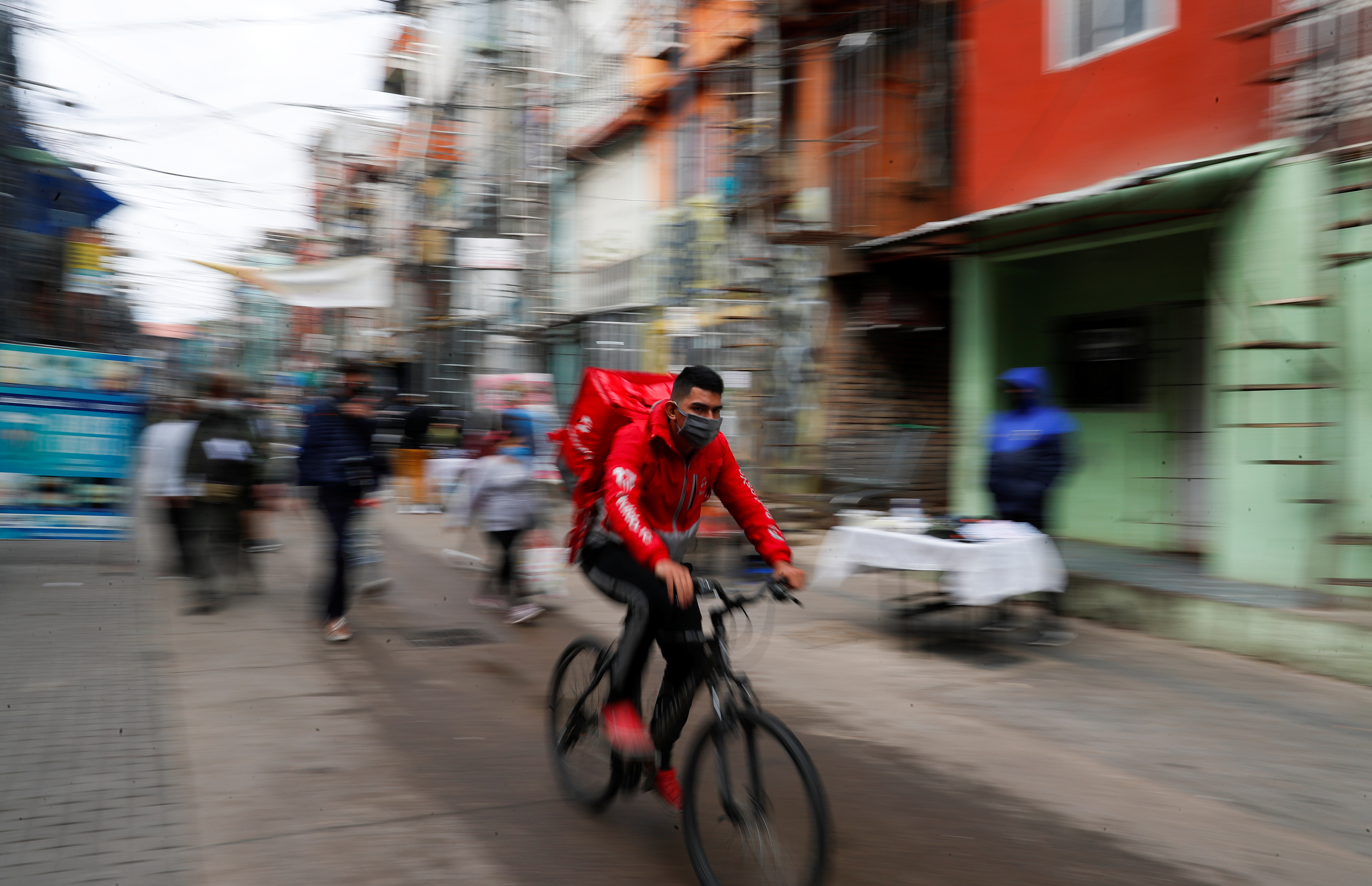 Una imagen habitual en cuarentena: el delivery REUTERS/Agustin Marcarian