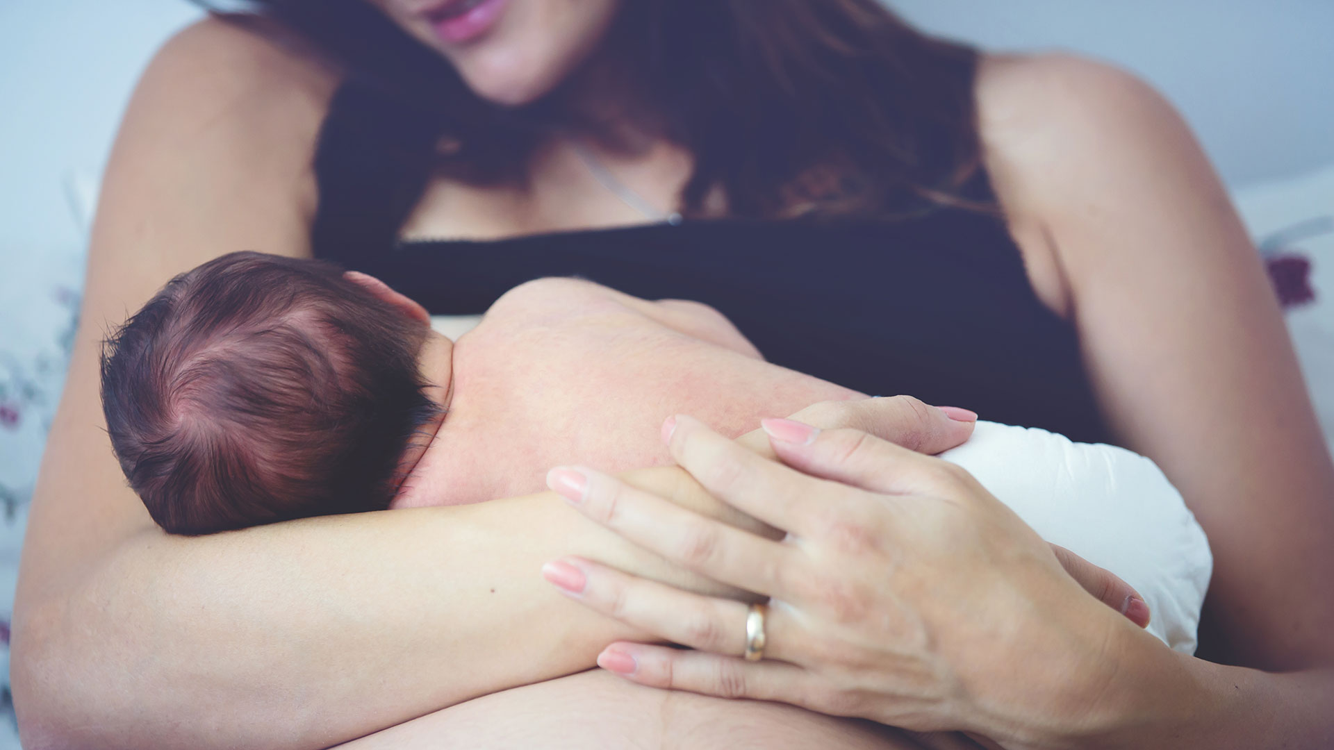 Las primeras semanas tras el nacimiento son cruciales para crear lazos y establecer comportamientos que inciden en el desarrollo y la salud del lactante a largo plazo Getty)