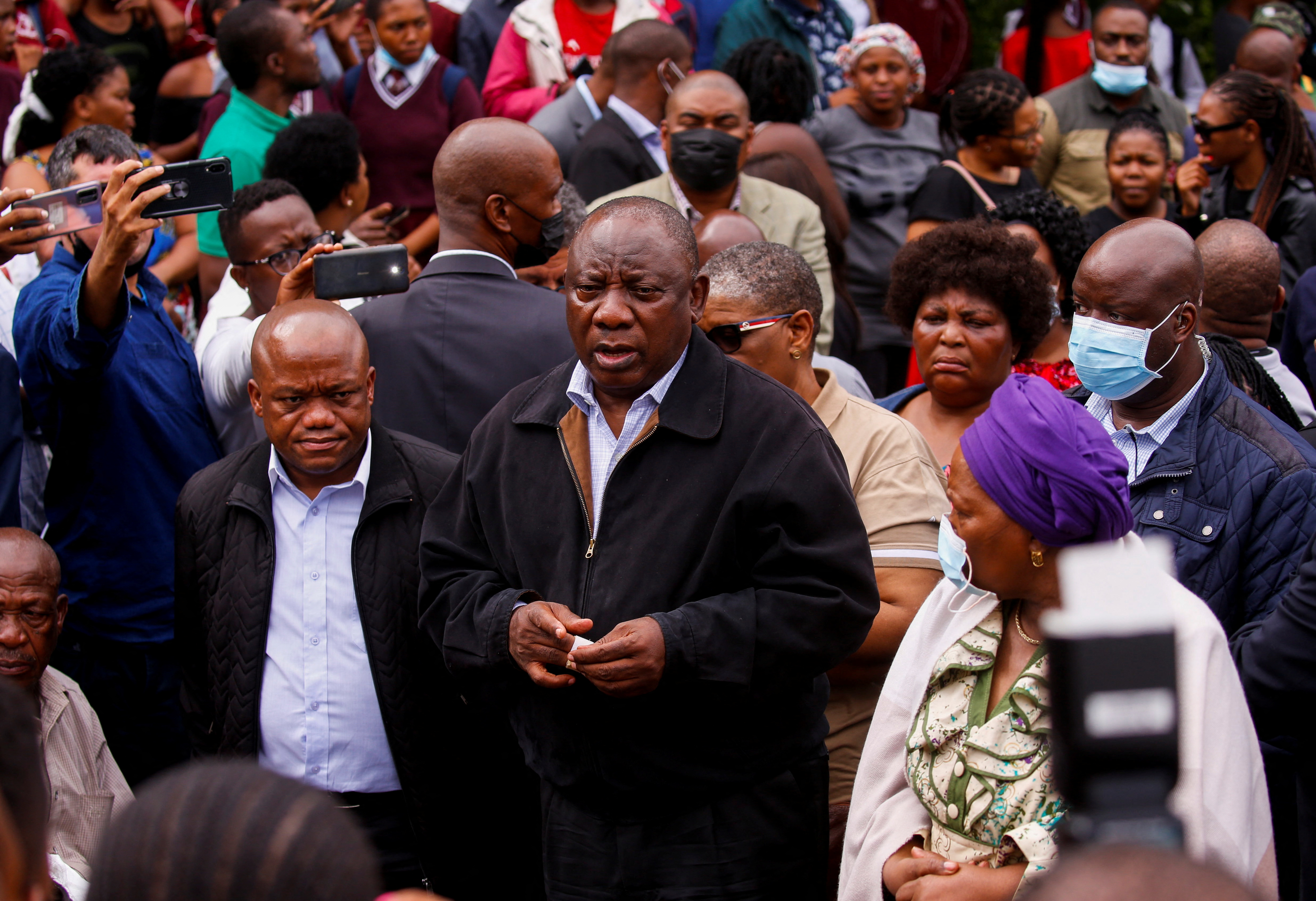 El presidente de Sudáfrica, Cyril Ramaphosa en el lugar de la tragedia (REUTERS/Rogan Ward)
