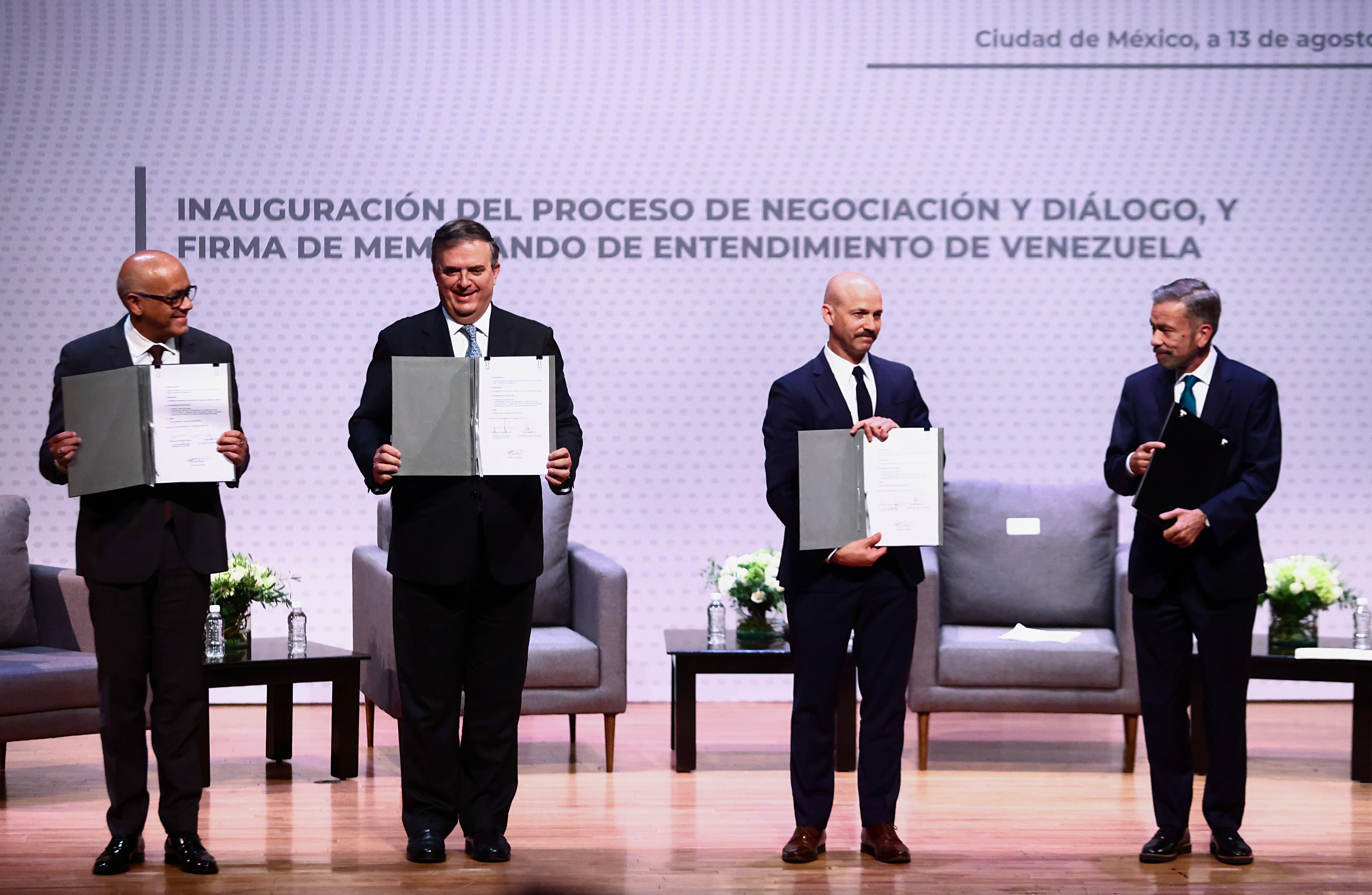 La oposición venezolana y el régimen de Maduro firmaron un memorándum de entendimiento en México, en el marco de una nueva ronda de negociaciones (REUTERS/Edgard Garrido)