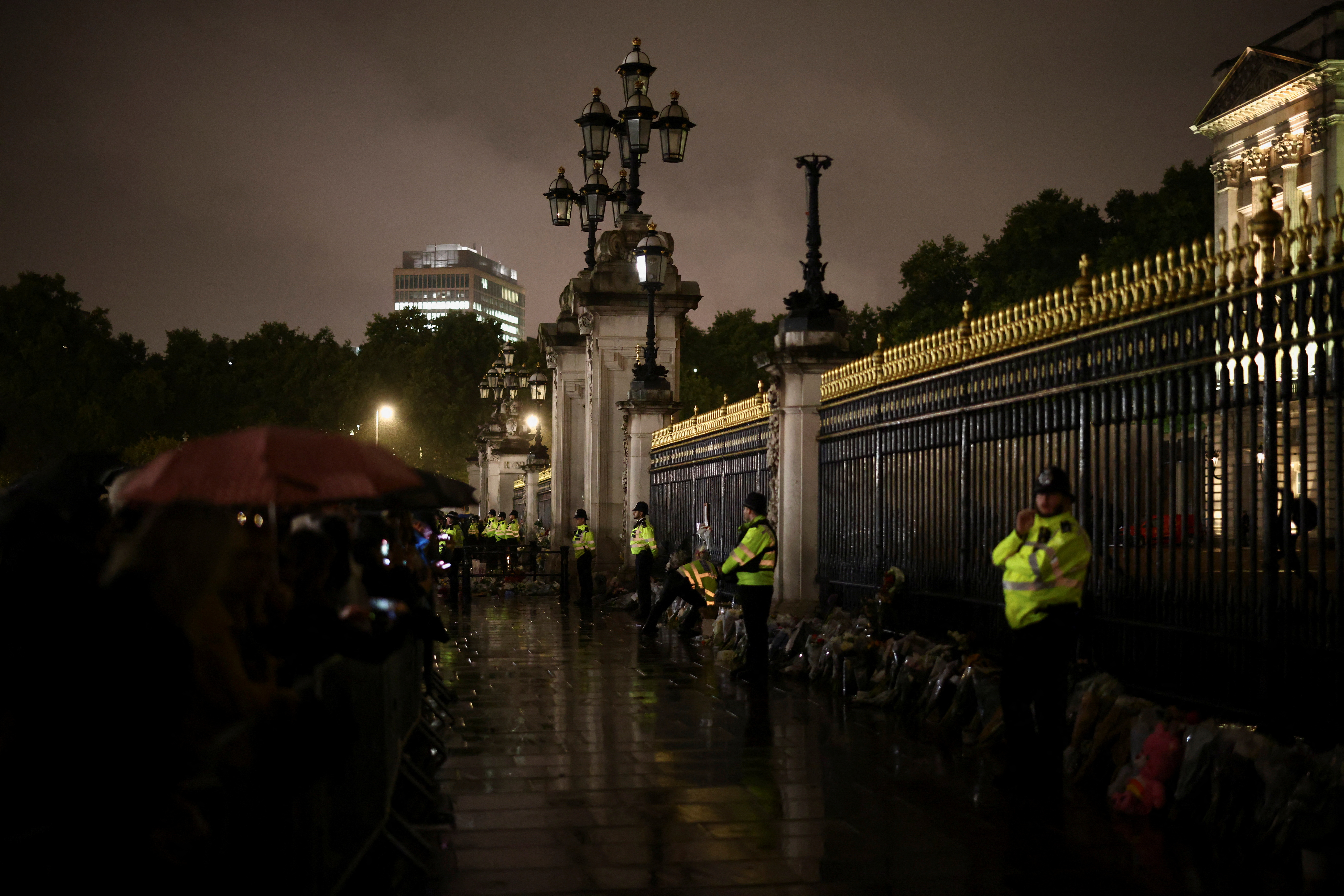 La Policía británica resguarda la entrada del Palacio (REUTERS/Henry Nicholls)