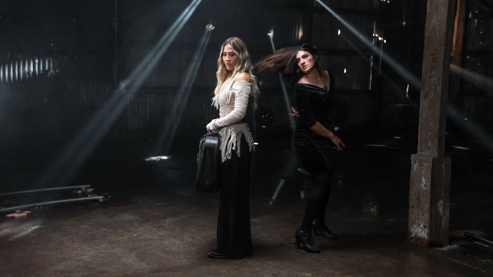 Jimena Barón en el videoclip de "La araña", siendo cercada por una mujer parecida a Gianinna Maradona: ¿la destinataria de la letra?