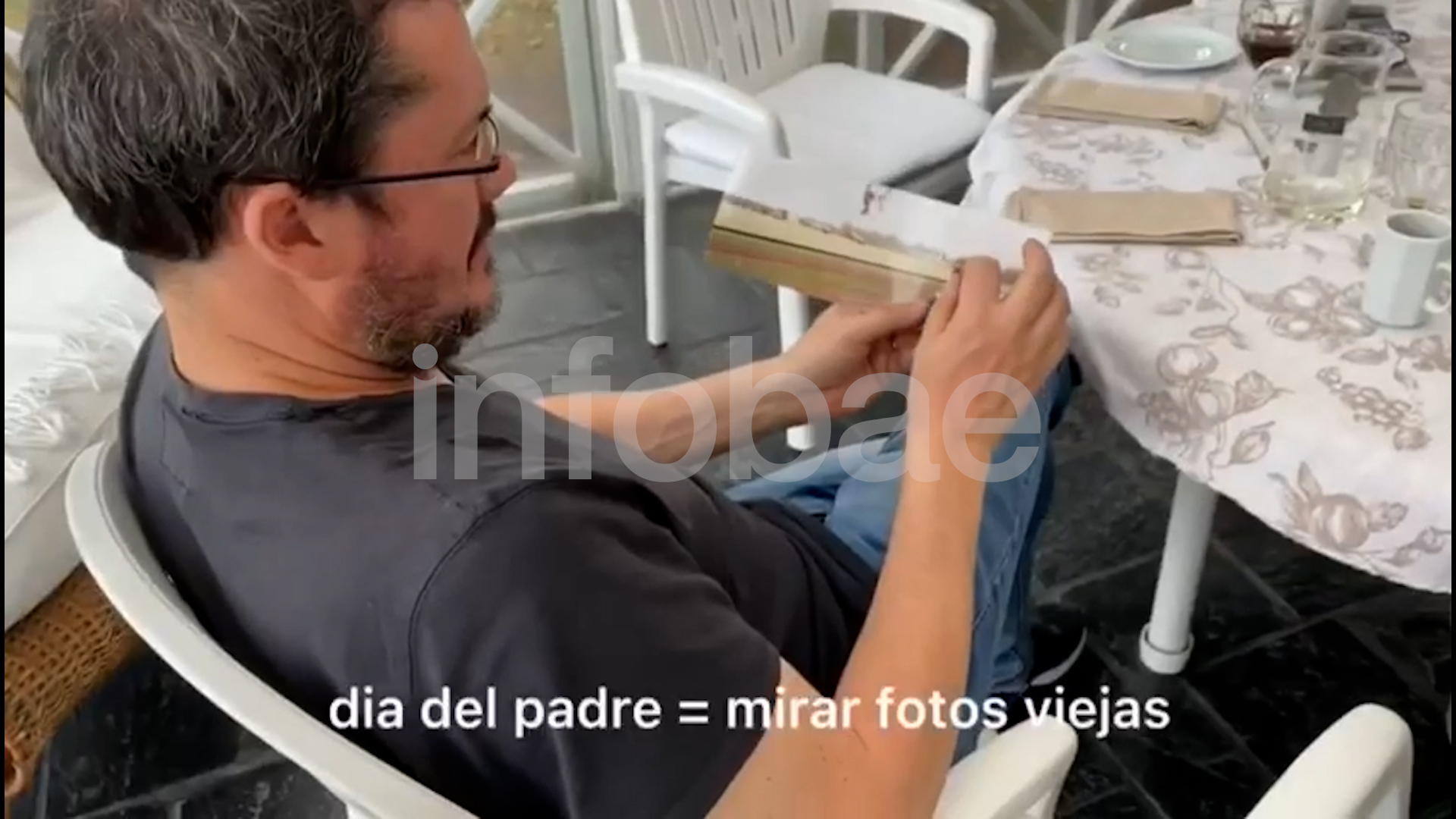 Martín Del Rio mirando una foto con su padre