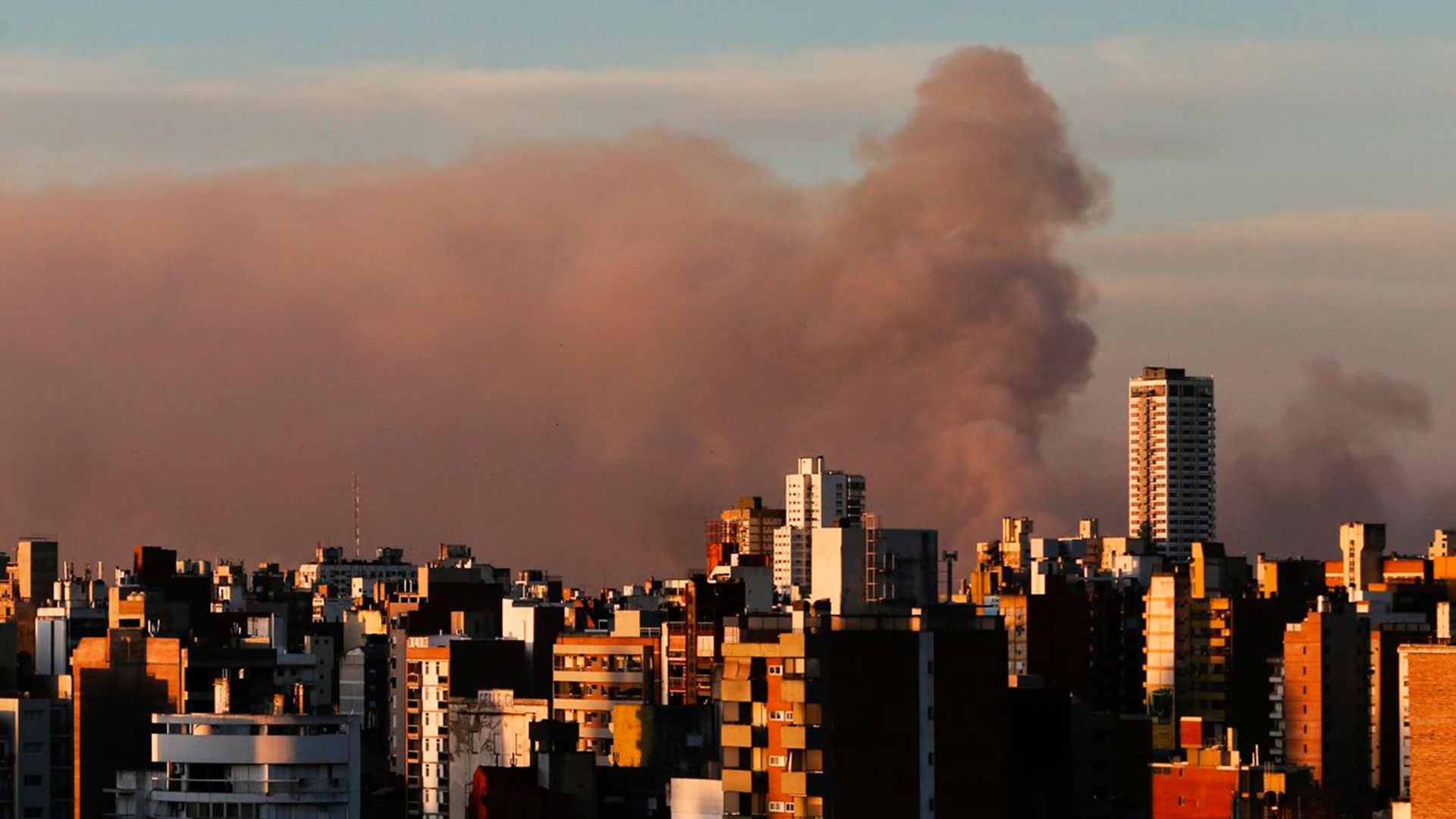 Imágenes del humo provocado por los incendios en el Delta del Paraná, visto desde la ciudad de Rosario