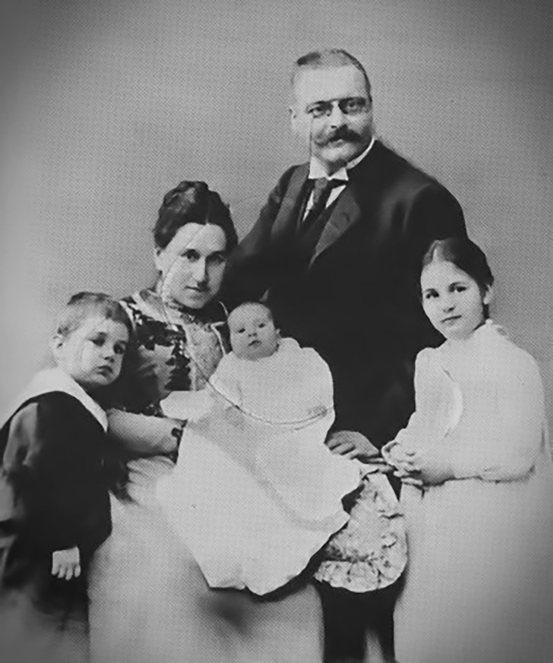 El doctor Alois Alzheimer con sus tres hijos y esposa