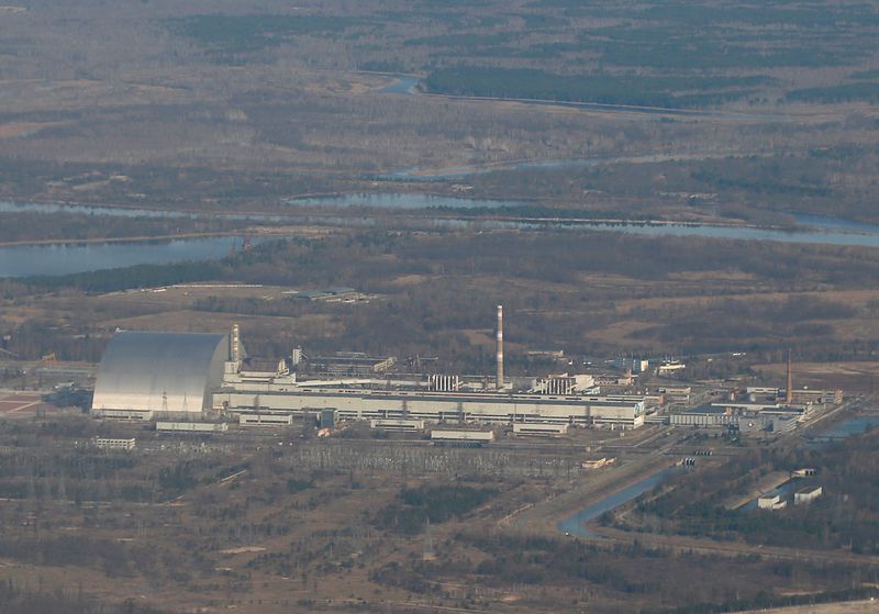 FOTO DE ARCHIVO: Una vista aérea desde un avión muestra una estructura de Nuevo Confinamiento Seguro (NSC) sobre el antiguo sarcófago que cubría el cuarto reactor dañado en la central nuclear de Chernóbil durante una visita a la zona de exclusión de Chernóbil, Ucrania, 3 de abril de 2021 (REUTERS/Gleb Garanich)