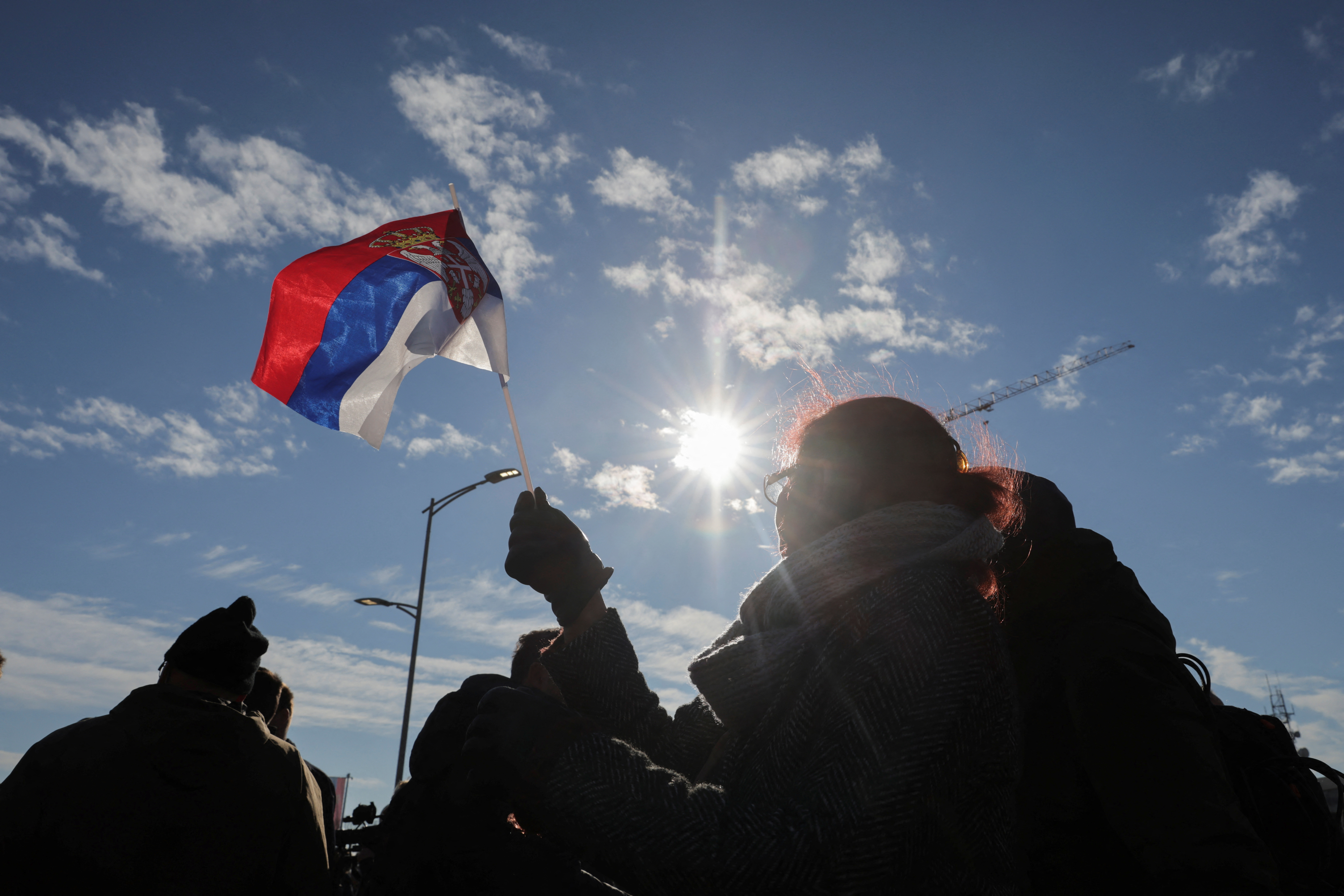 Los fanáticos se acercaron al aeropuerto de Belgrado (Reuters)