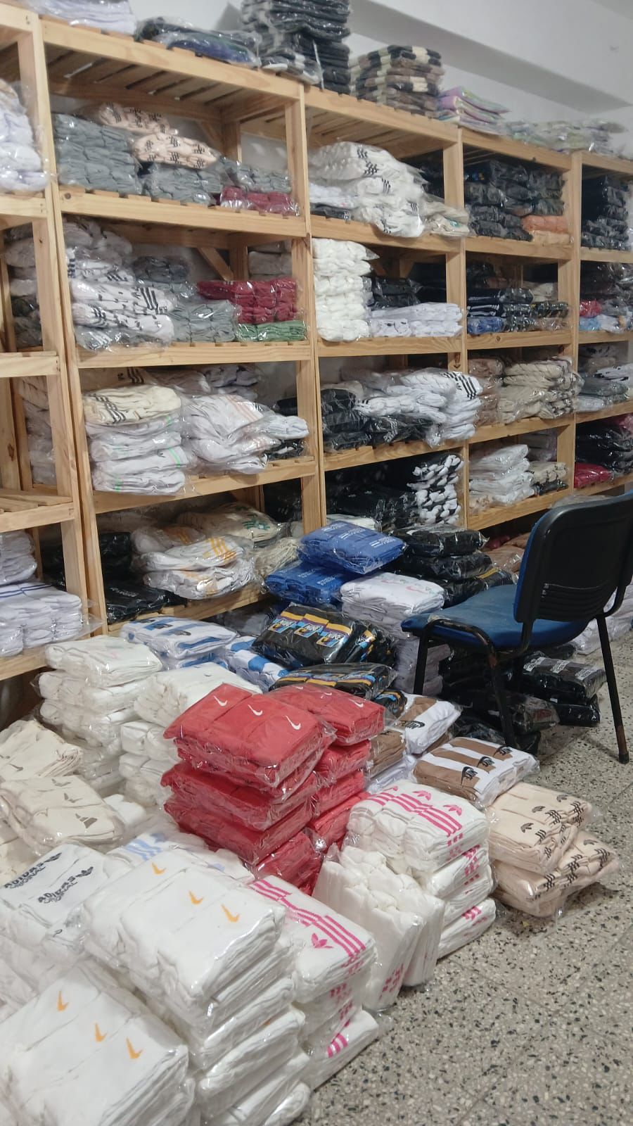 Allanaron f&aacute;bricas textiles clandestinas y secuestraron 2,5 millones de pares de medias truchas