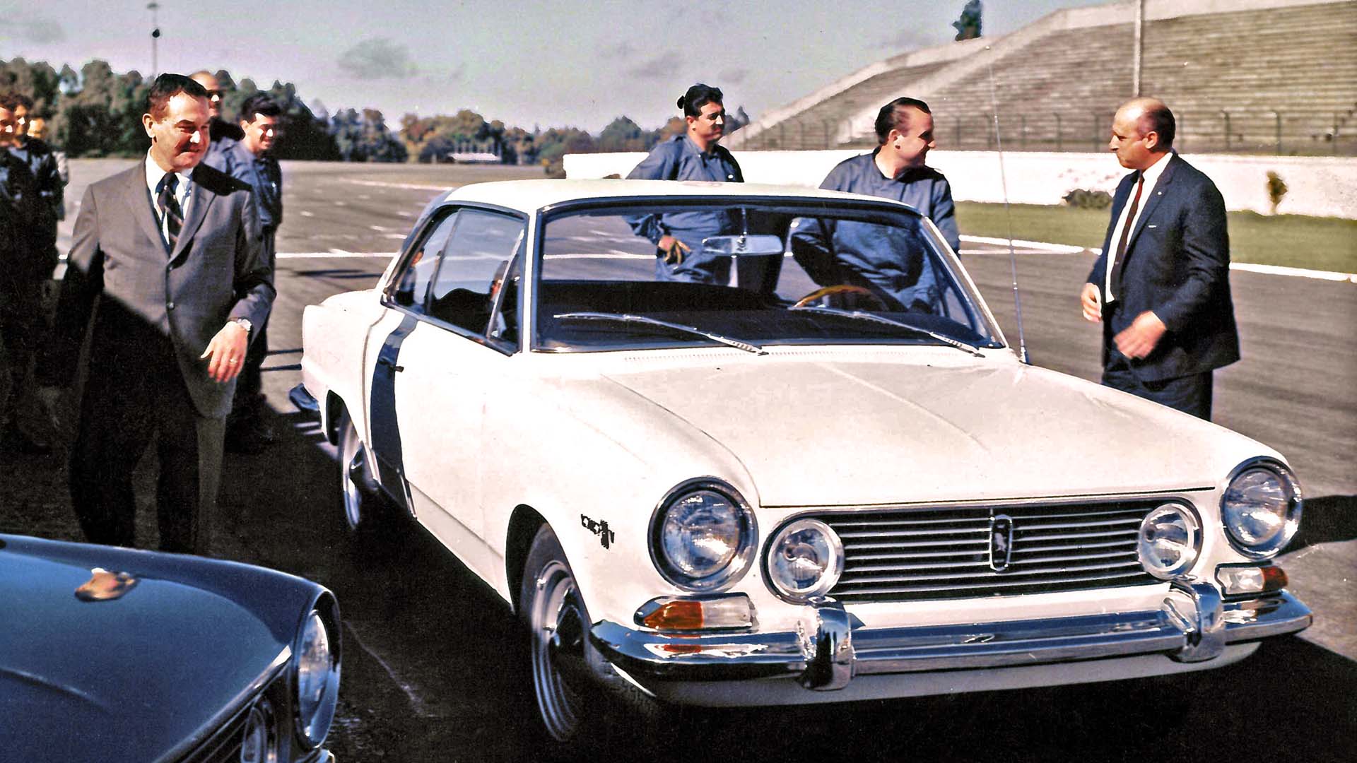 Presentación en sociedad en el autódromo de Buenos Aires, noviembre de 1966. Juan Manuel Fangio y James McLoud reciben a los periodistas para que prueben el Torino