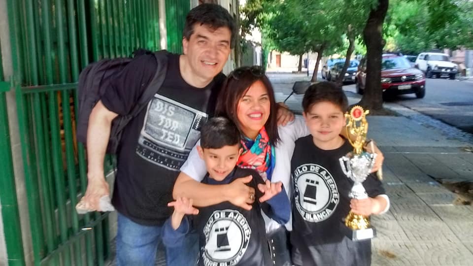 Una familia ajedrecística: papá Fabián, mamá Roxana, Panchito y su hermano, Joaquín