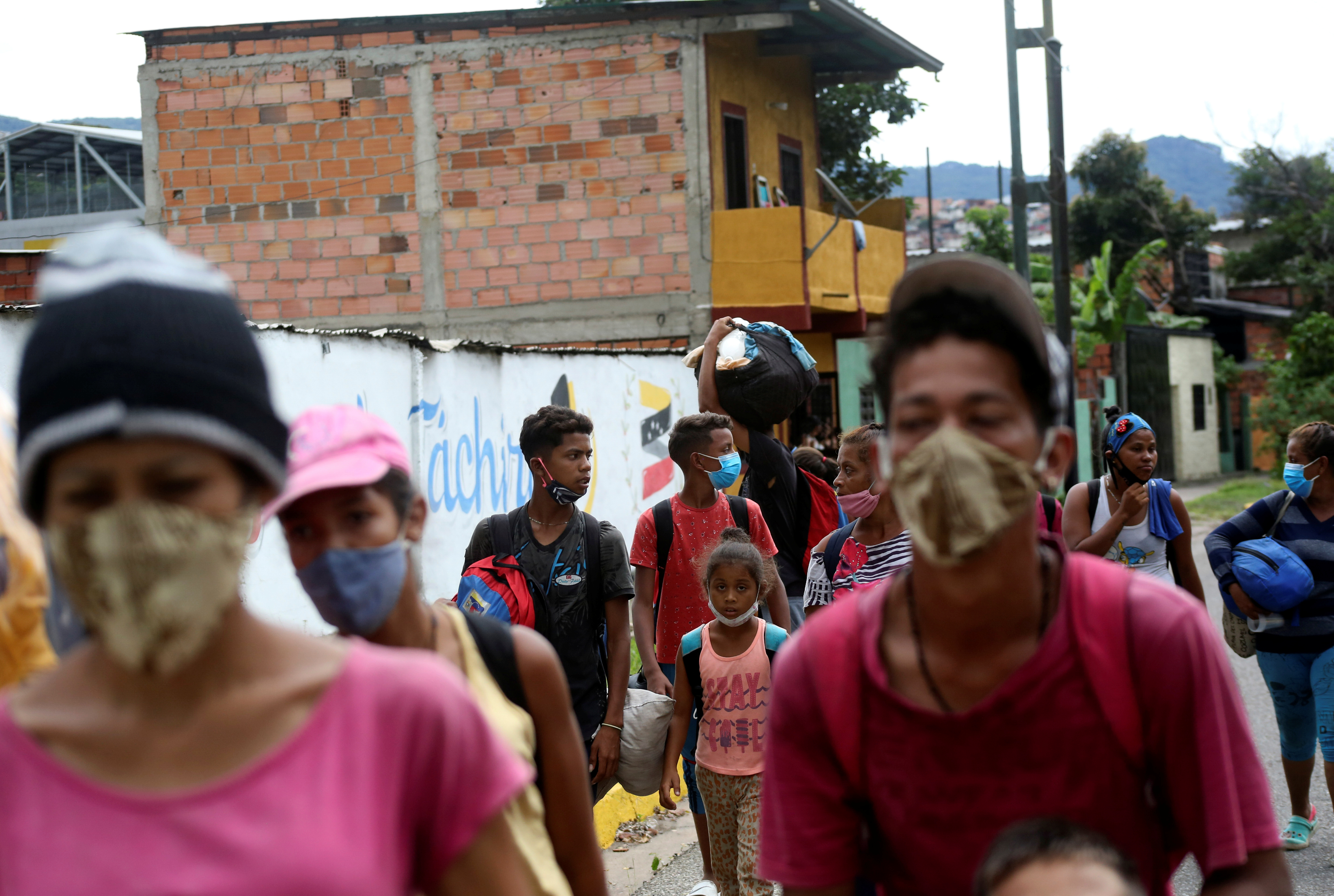 Migrantes venezolanos caminan hacia la frontera entre Venezuela y Colombia durante el brote de COVID-19 en San Cristóbal (REUTERS/Carlos Eduardo Ramírez)