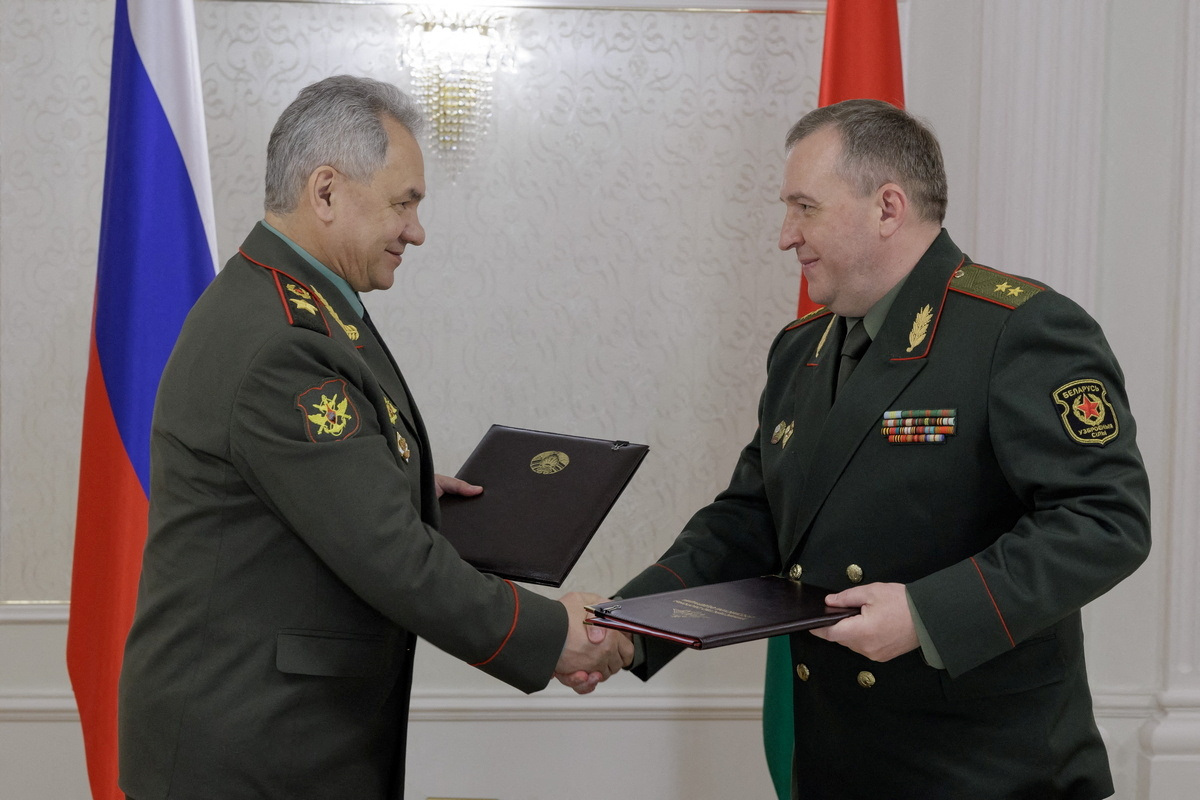 Russian and Belarusian Defense Ministers Sergei Shoigu and Viktor Jrenin (Russian Defense Ministry/Handout via REUTERS)