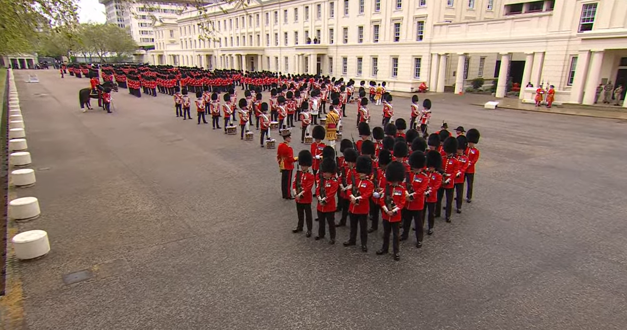 La guardia de honor se alinea a las afueras del Palacio de Buckingham. (CAPTURA)