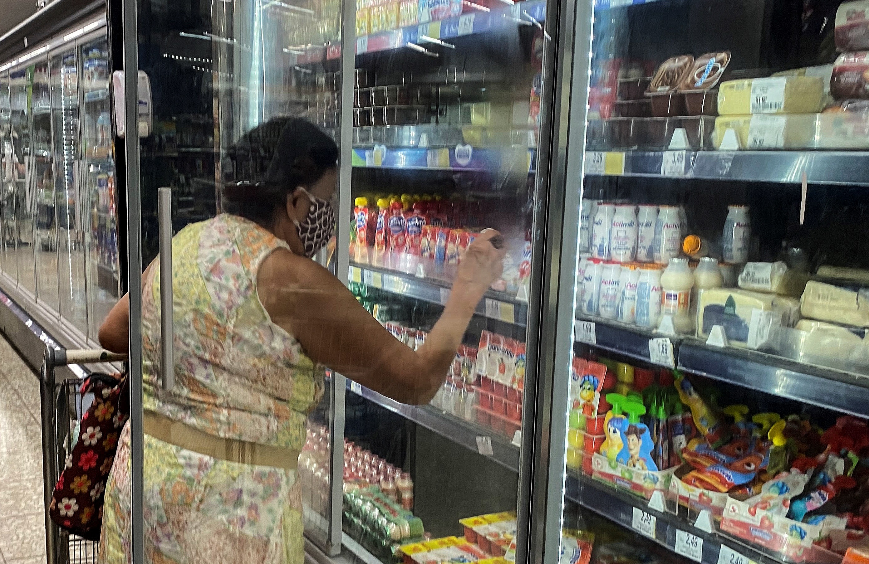 Una mujer realiza compras en un supermercado de Río de Janeiro, en una fotografía de archivo. EFE/Antonio Lacerda
