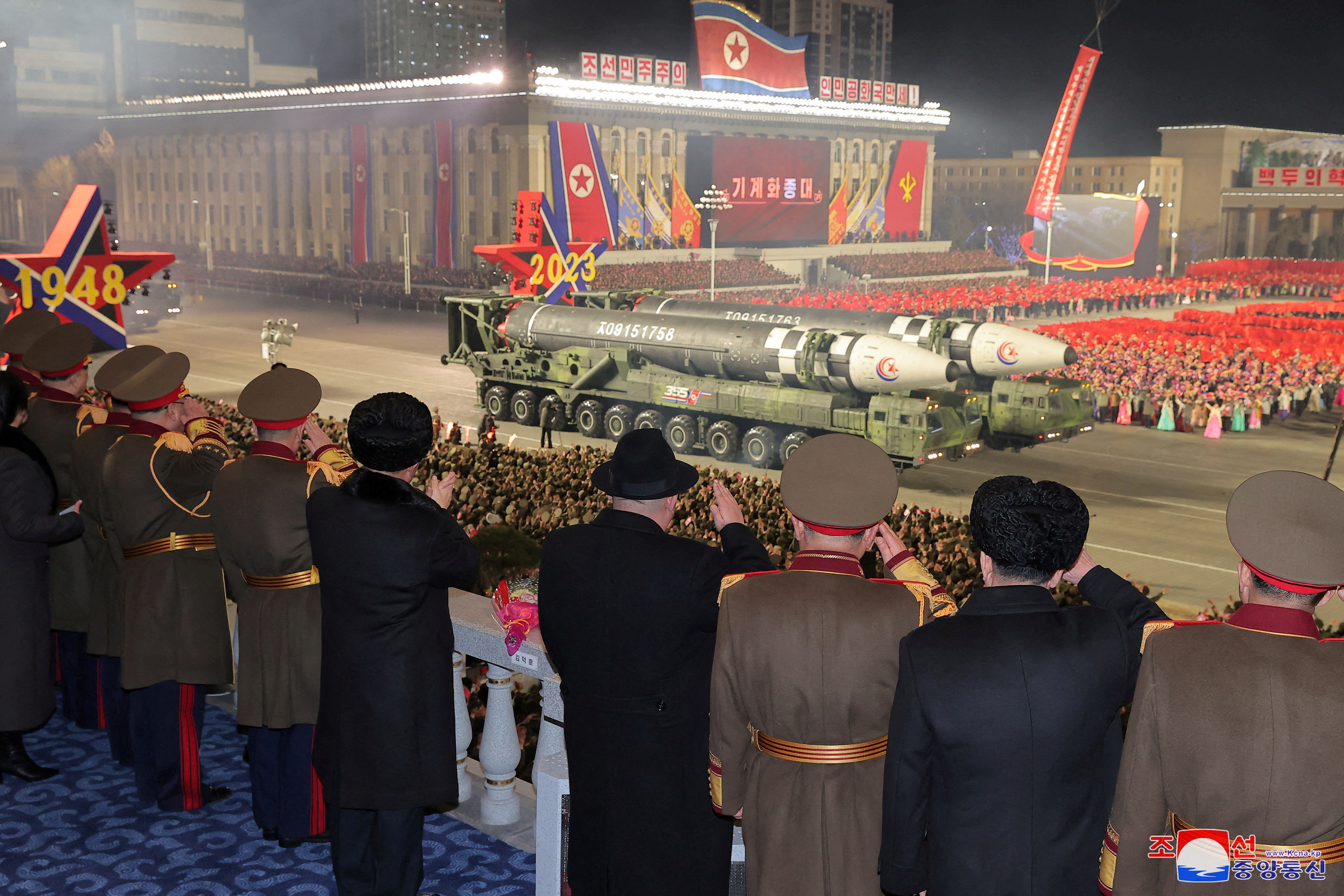 Kim Jong-un y su cúpula militar saluda el paso de los cohete. El país ha seguido adelante con su programa de misiles balísticos, lanzando misiles más grandes y avanzados que nunca, a pesar de las resoluciones y sanciones del Consejo de Seguridad de la ONU