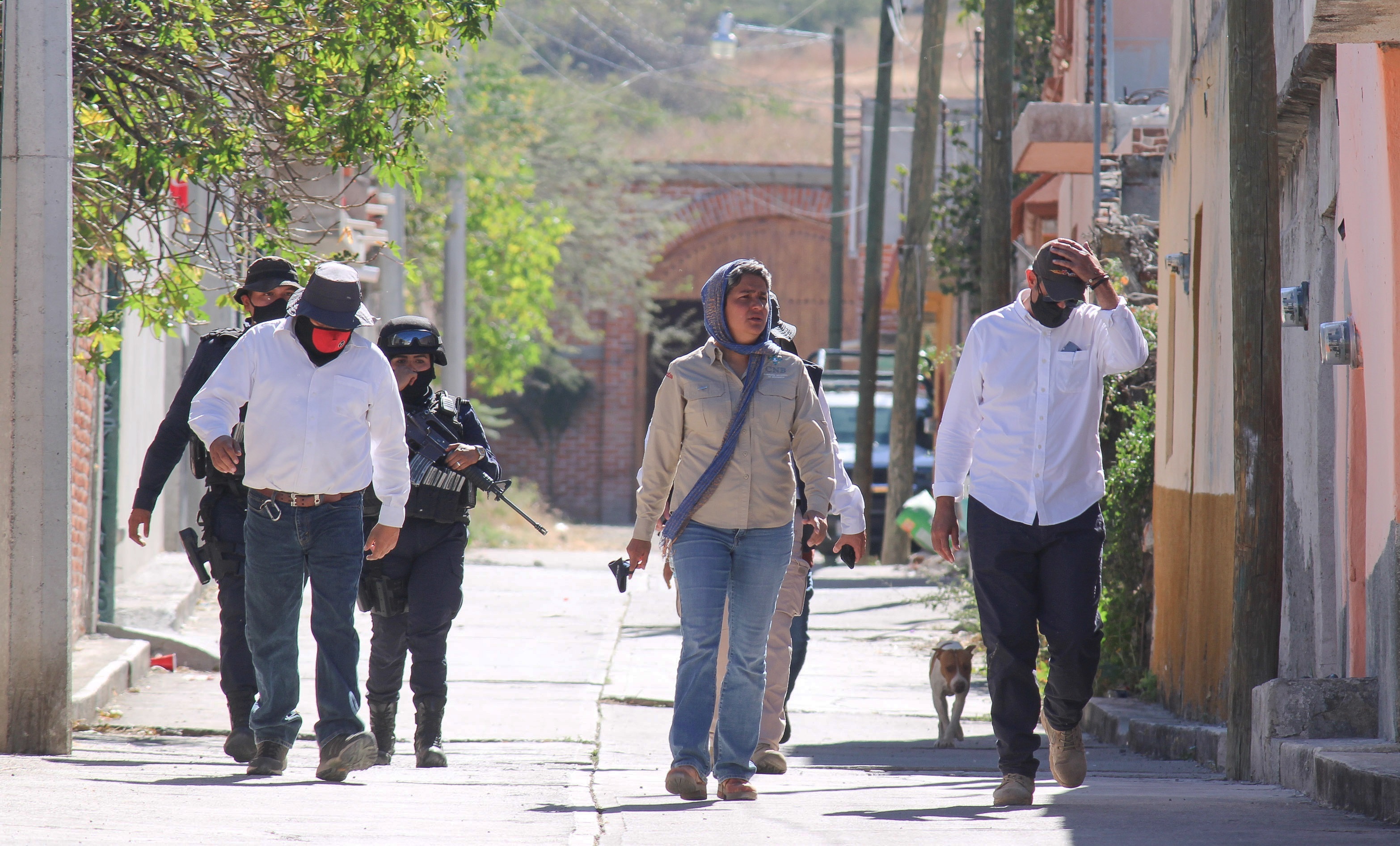 La titular de la Comisión Nacional de Búsqueda de Personas (CNB), Karla Quintana (centro), recorrió una zona del municipio de Salvatierra, en busca de fosas clandestinas (Foto: EFE/Luis Ramírez)
