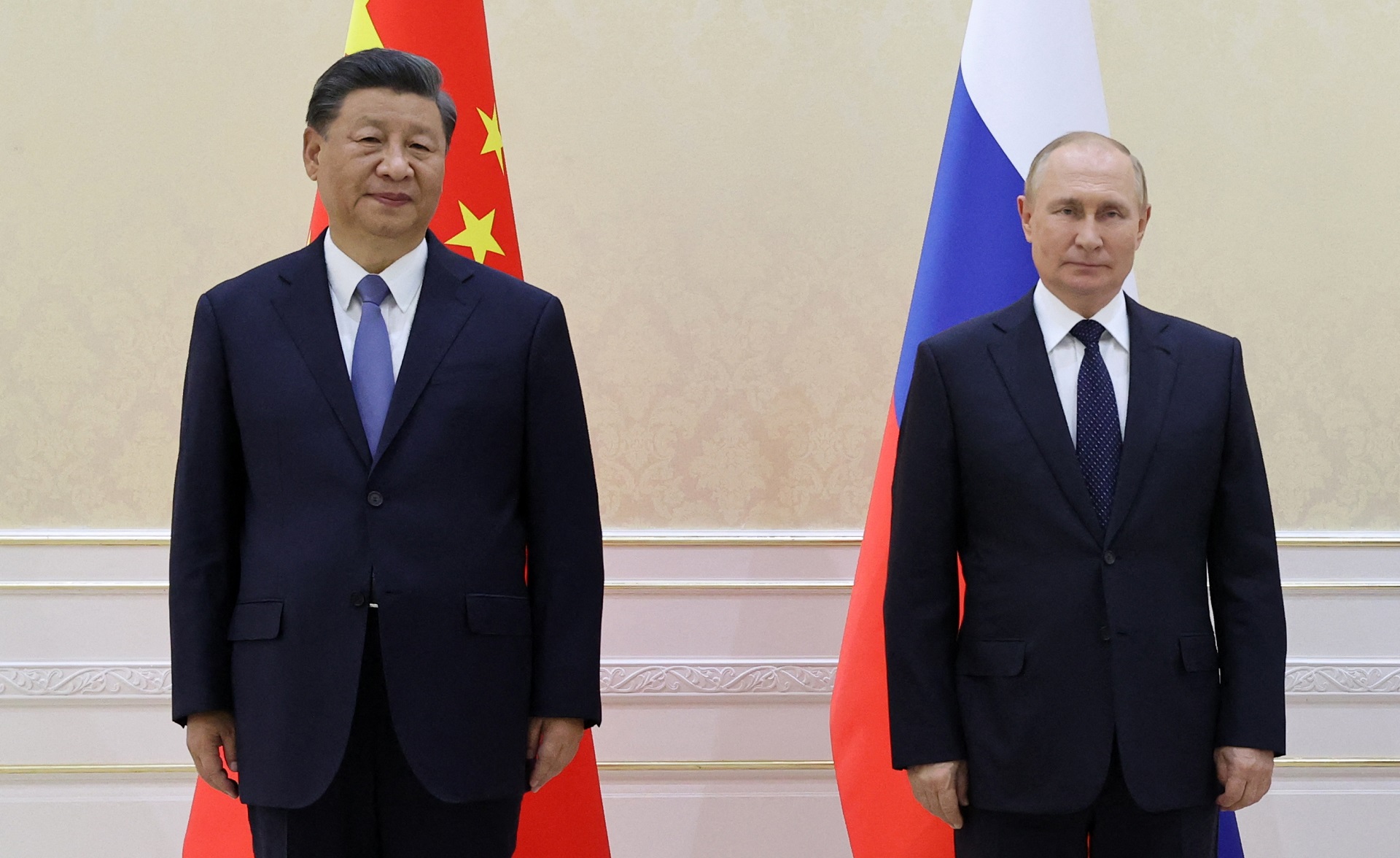 Xi Jinping y Vladímir Putin posan con el presidente de Mongolia durante su reunión trilateral al margen de la cumbre de líderes de la Organización de Cooperación de Shanghái (OCS) en Samarcanda el 15 de septiembre de 2022. (Foto de Alexandr Demyanchuk / SPUTNIK / AFP) Archivo