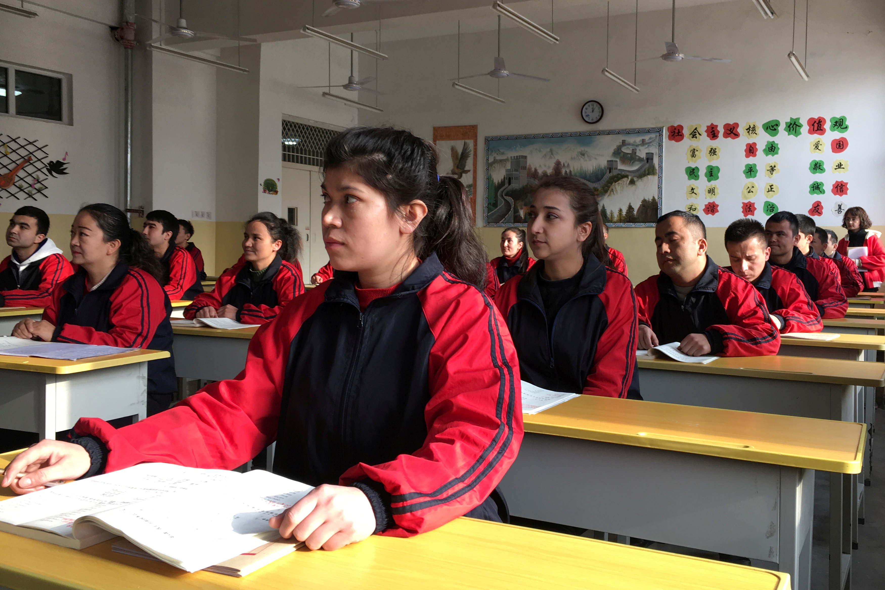 Un grupo de personas asistiendo a instrucción en un centro de detención en Xinjiang (REUTERS/Ben Blanchard)