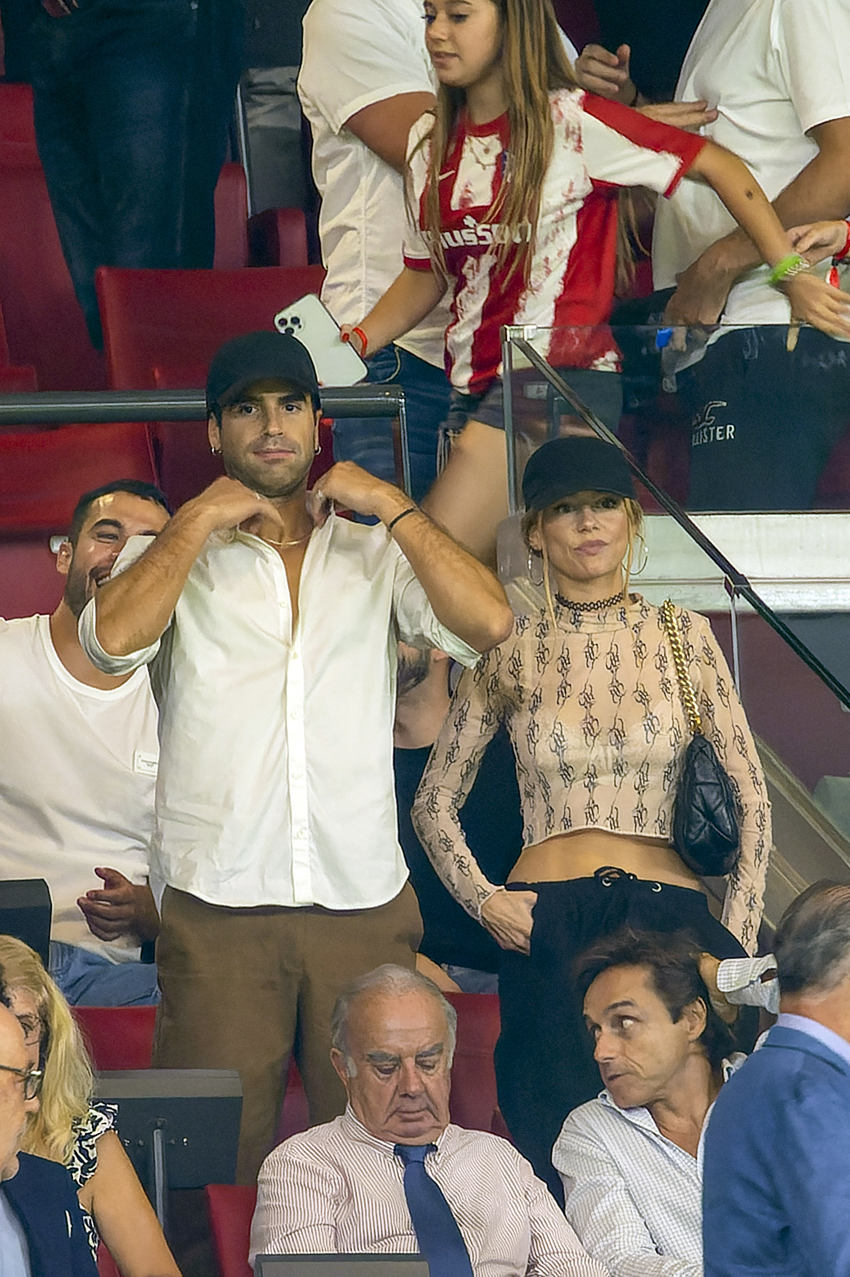 Ester Expósito y Nico Furtado disfrutaron del partido entre Atlético de Madrid y Real Madrid. La pareja de actores se mostró cariñosa y se sacaron muchas selfies (The Grosby Group)