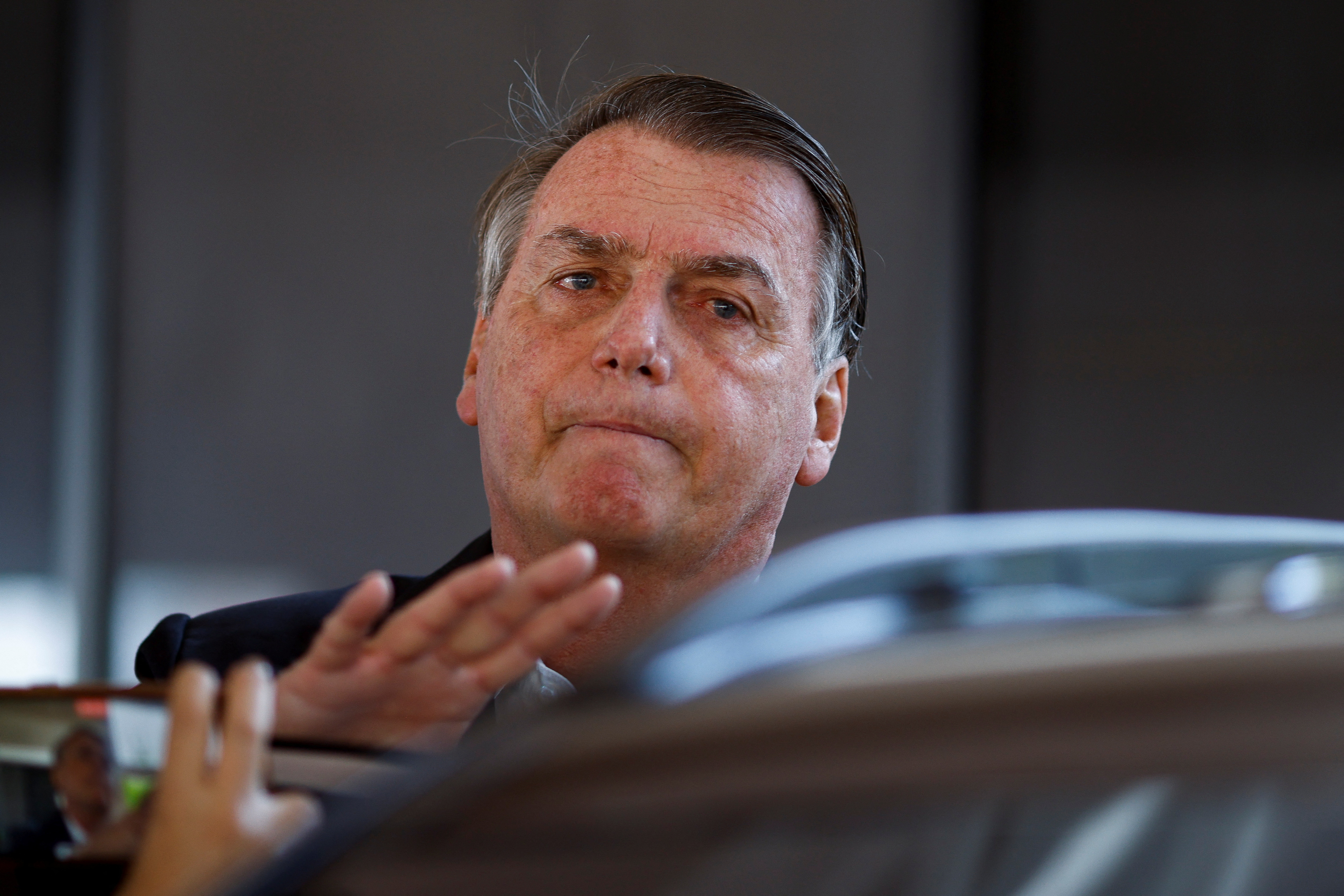El ex presidente brasileño Jair Bolsonaro sale de su casa luego de una operación de búsqueda, en Brasilia, Brasil, el 3 de mayo de 2023. REUTERS/Adriano Machado