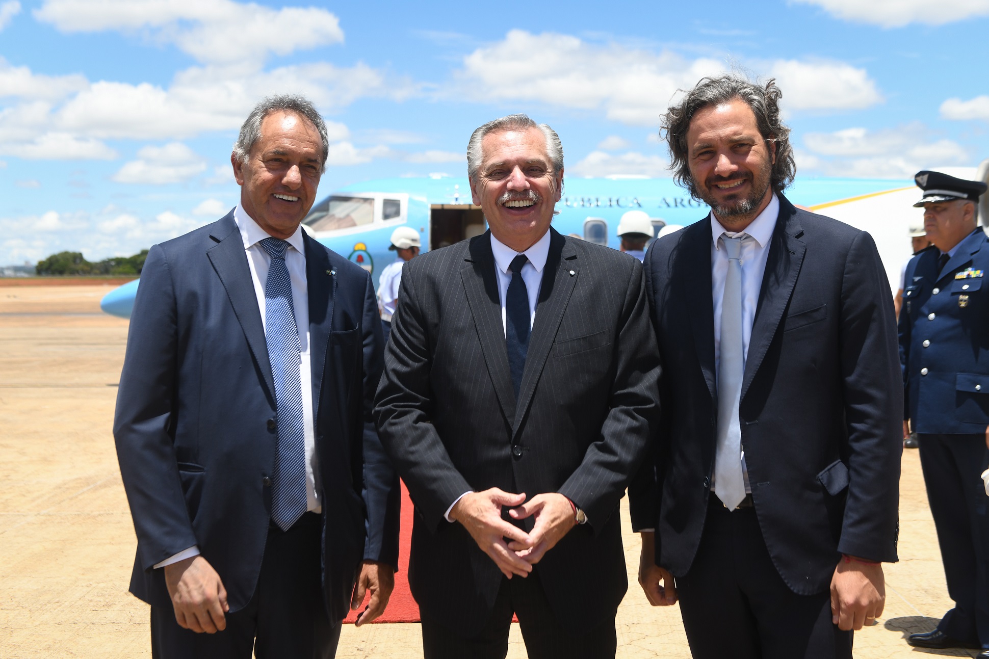 Alberto Fernández, junto al canciller, Santiago Cafiero, y al embajador en Brasil, Daniel Scioli 