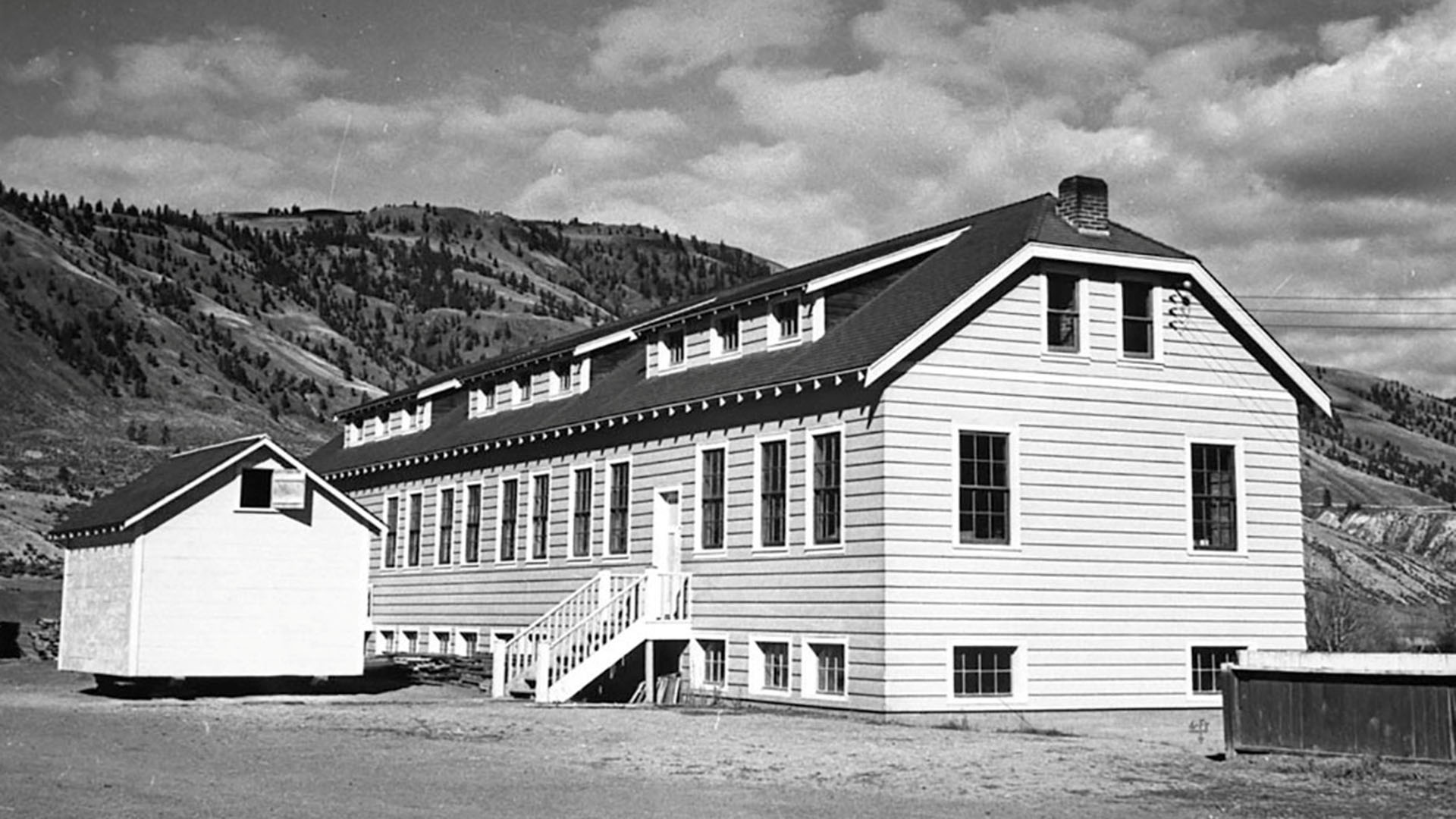 Un nuevo edificio de aulas en la Escuela Residencial India de Kamloops se ve en Kamloops, Columbia Británica, Canadá, alrededor de 1950. Biblioteca y Archivos de Canadá / Folleto
