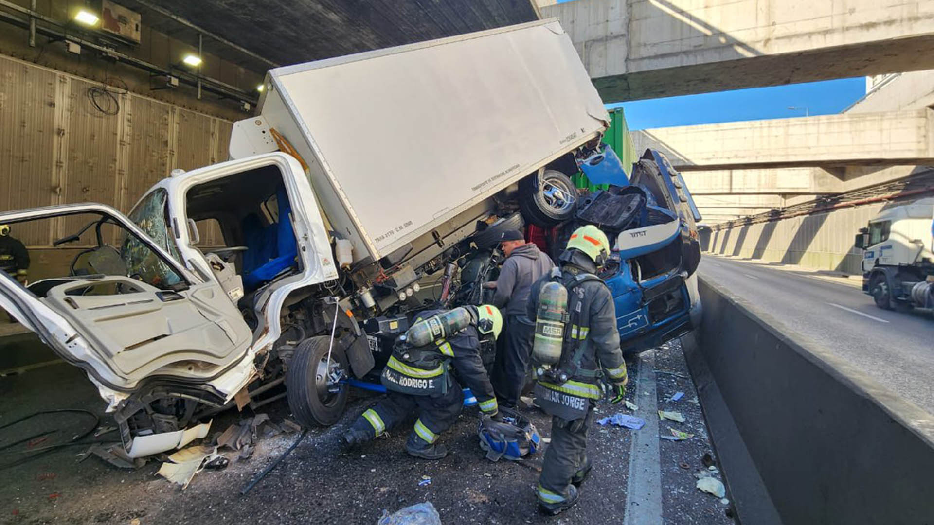Impactante choque entre dos camiones en el Paseo del Bajo: uno de los conductores está grave
