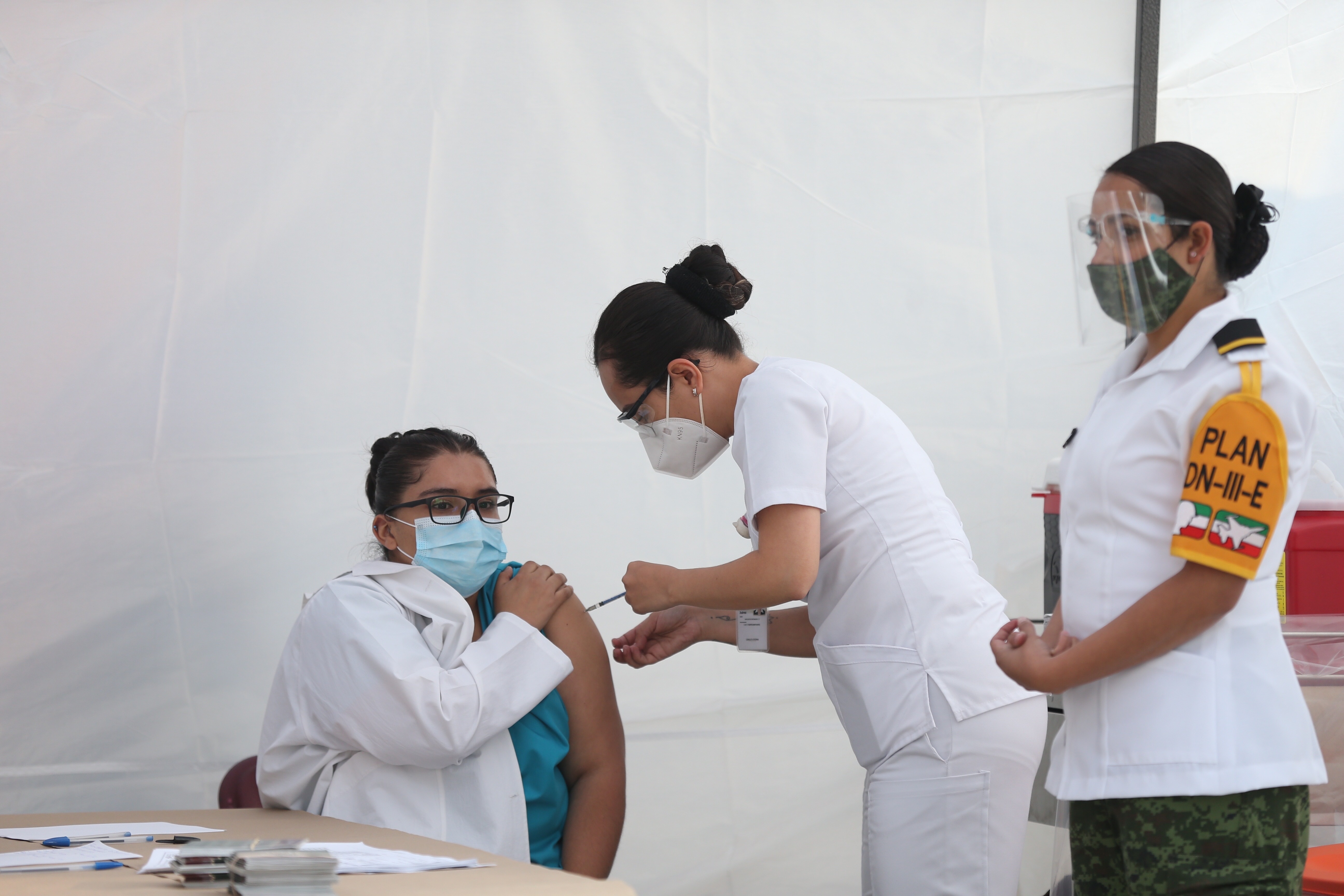 De acuerdo con la SSa, se han aplicado 130,789,808 dosis de la vacuna contra COVID-19 en México hasta el 20 de noviembre (Foto: EFE / Sáshenka Gutiérrez)
