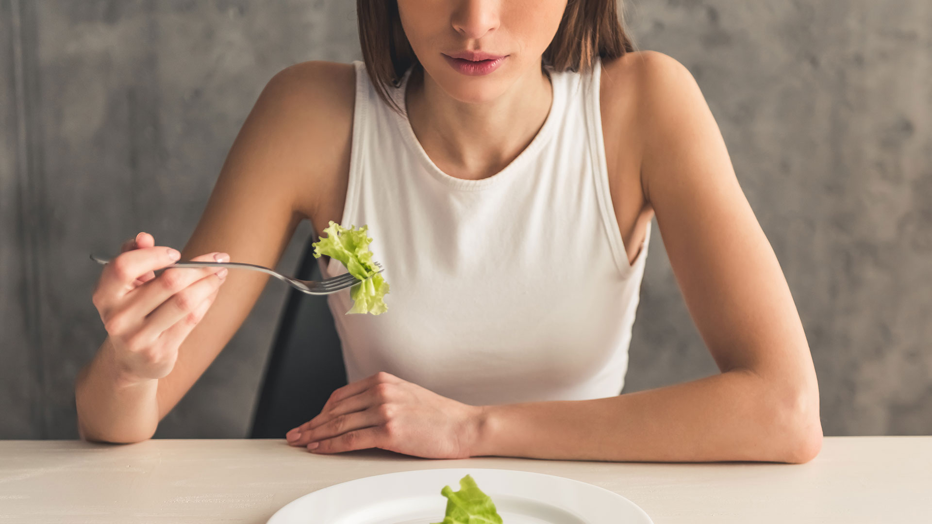 La ortorexia es la obsesión con la comida 100% saludable, llegando al punto de aislarse y de no poder consumir algo fuera de lo que la persona cree saludable (Getty)