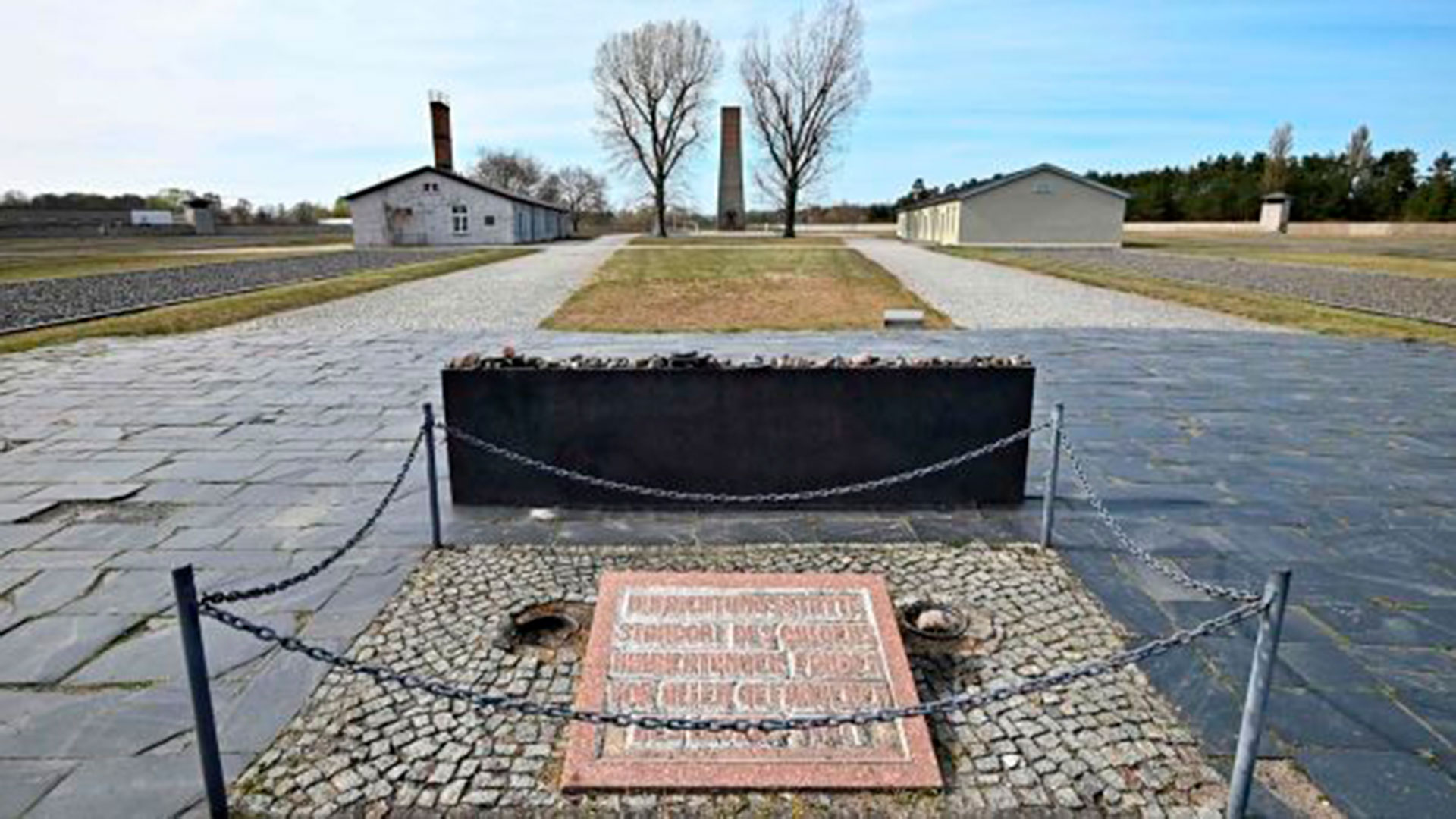 Placa conmemorativa en el antiguo campo de concentración nazi de  Sachsenhausen en Oranienburg, al norte de Berlín