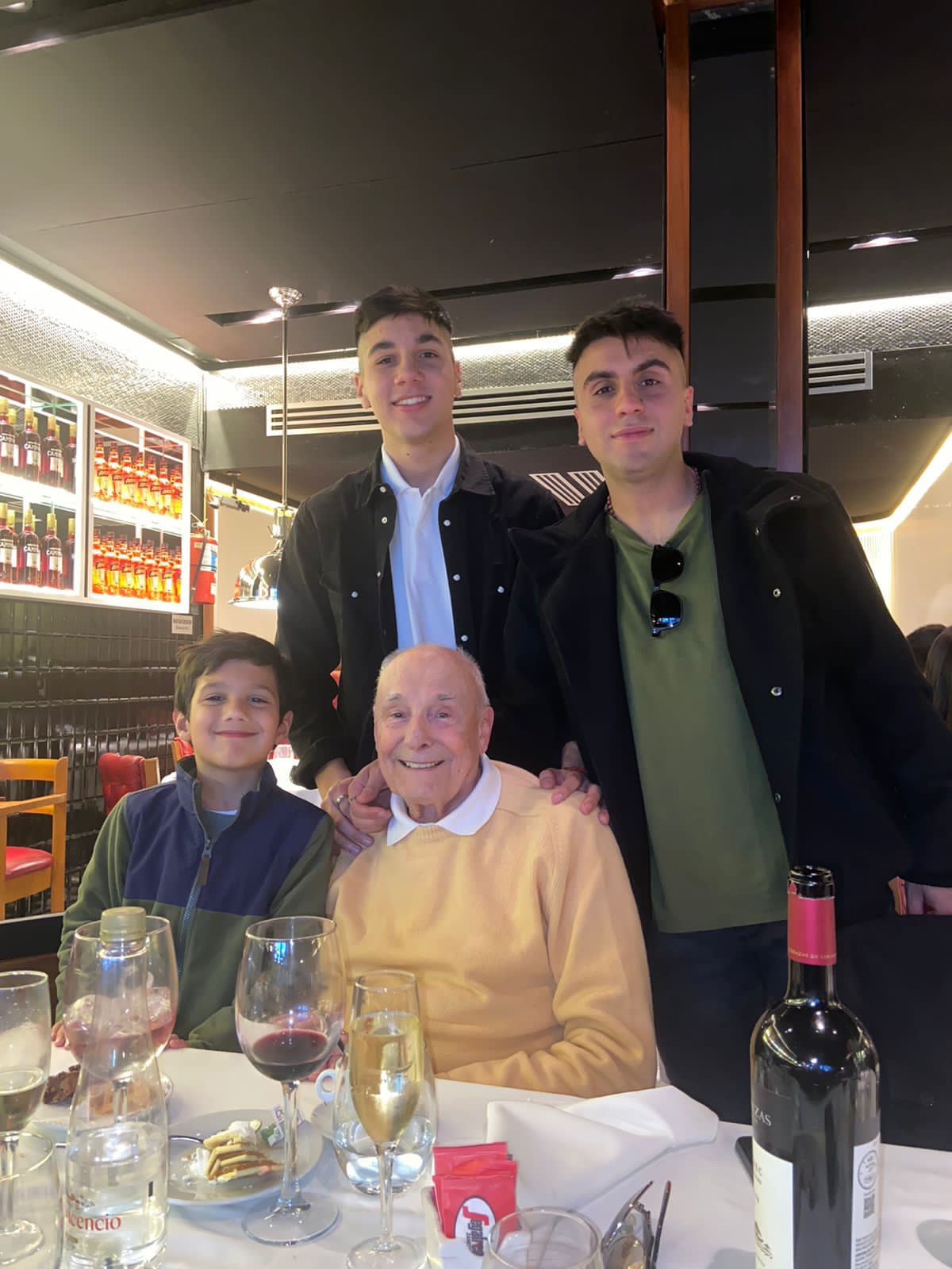 Luis con sus tres nietos: Benjamín, Luciano y Rocco. Él dice que el más chico es su favorito
