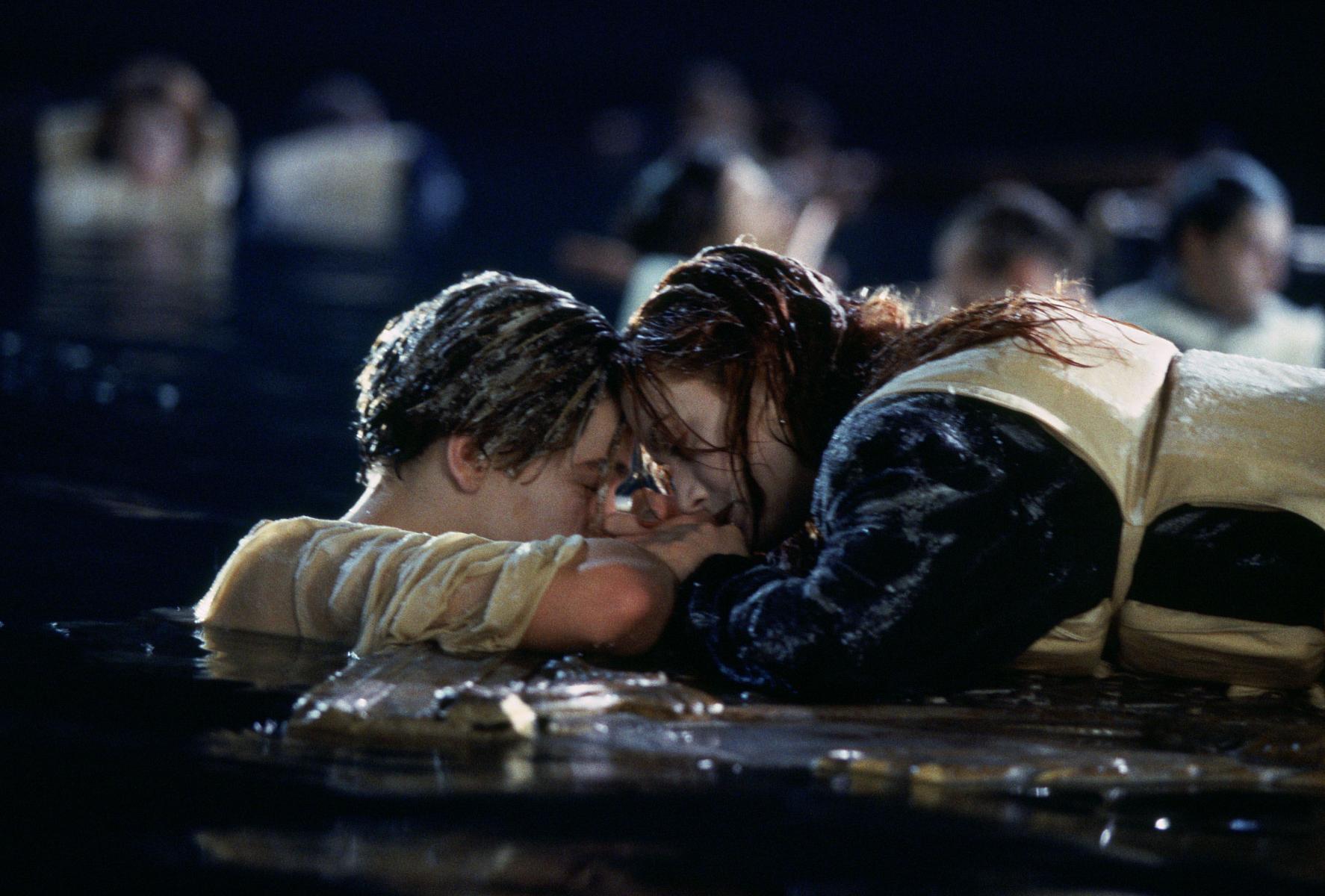 La tragedia los acecha y el amor entre Rose y Jack se ve trunco por el hundimiento del Titanic (20th Century Fox)