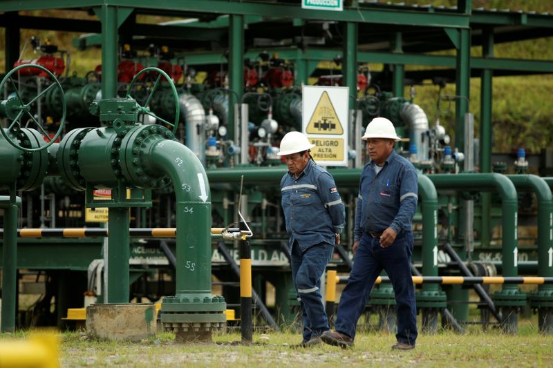 Técnicos caminan en una planta de petróleo de la compañía estatal ecuatoriana Petroamazonas, en Yasuní (Foto: REUTERS)