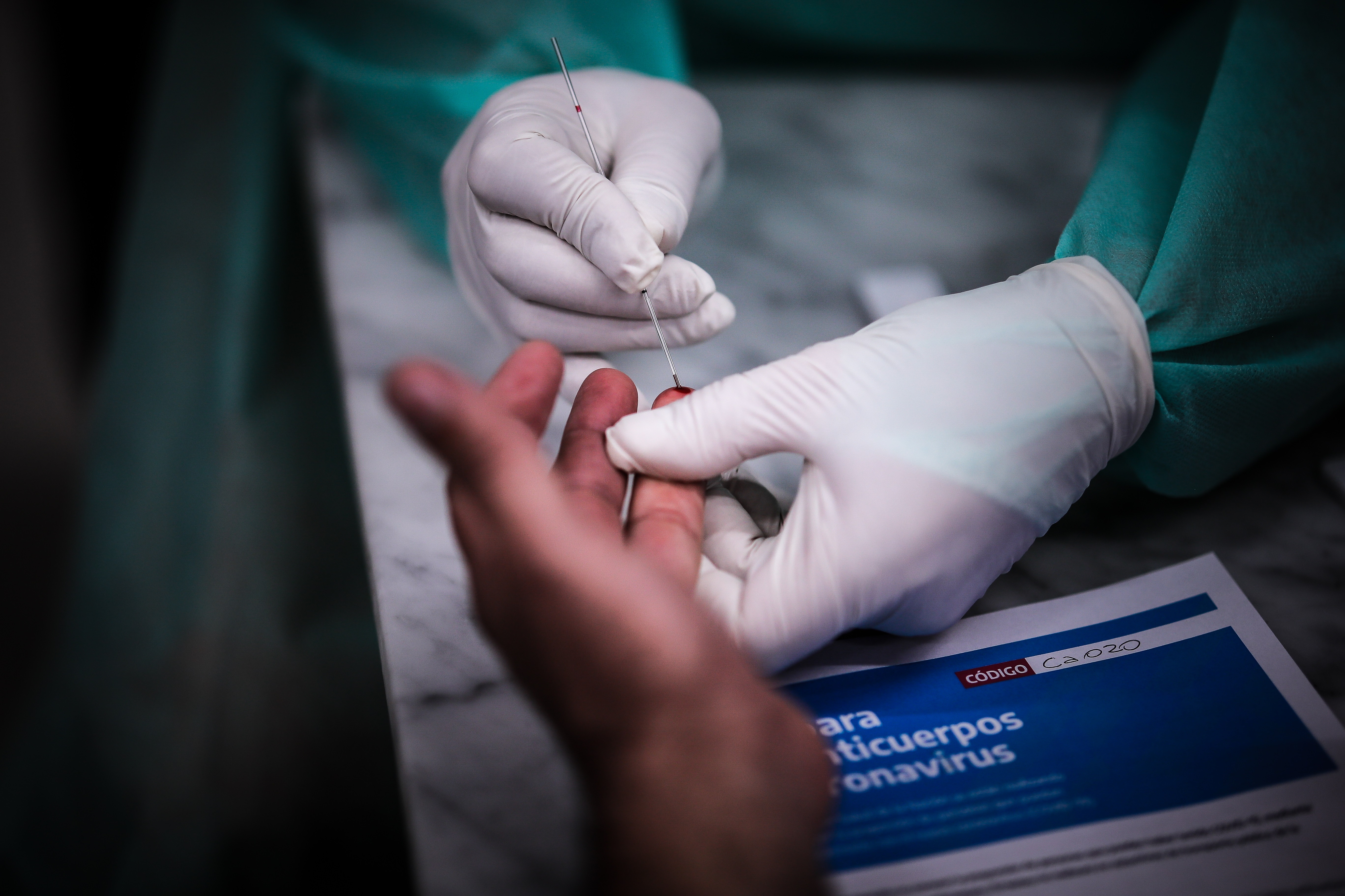 Un estudio científico finlandés publicado este viernes asegura que la gran mayoría de las personas infectadas por el virus SARS-CoV-2 mantiene anticuerpos en su organismo seis meses después del contagio, con un nivel más alto cuanto más grave fue la enfermedad. EFE/ Juan Ignacio Roncoroni/Archivo