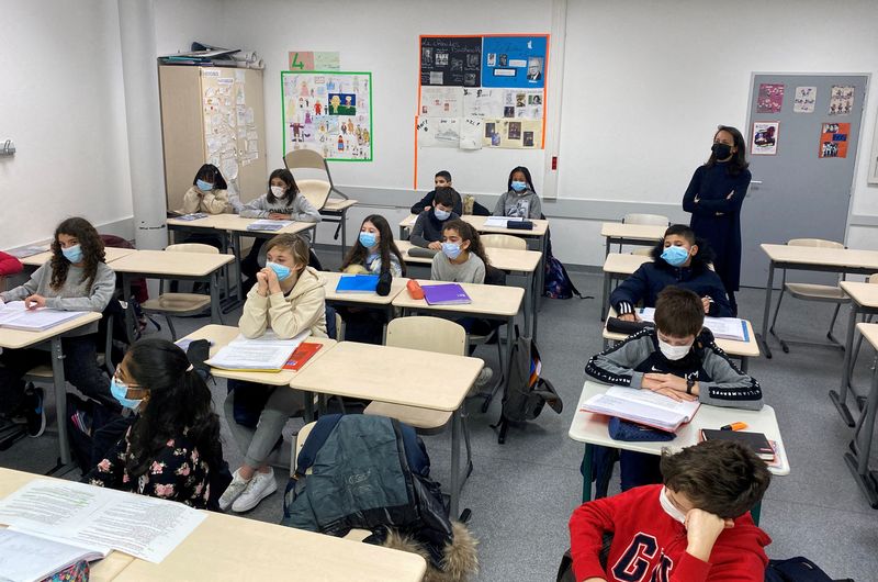 Escolares, con mascarillas protectoras, en un aula del Colegio Jean Renoir Middle School en Boulogne-Billancourt, cerca de París (REUTERS/Yiming Woo)
