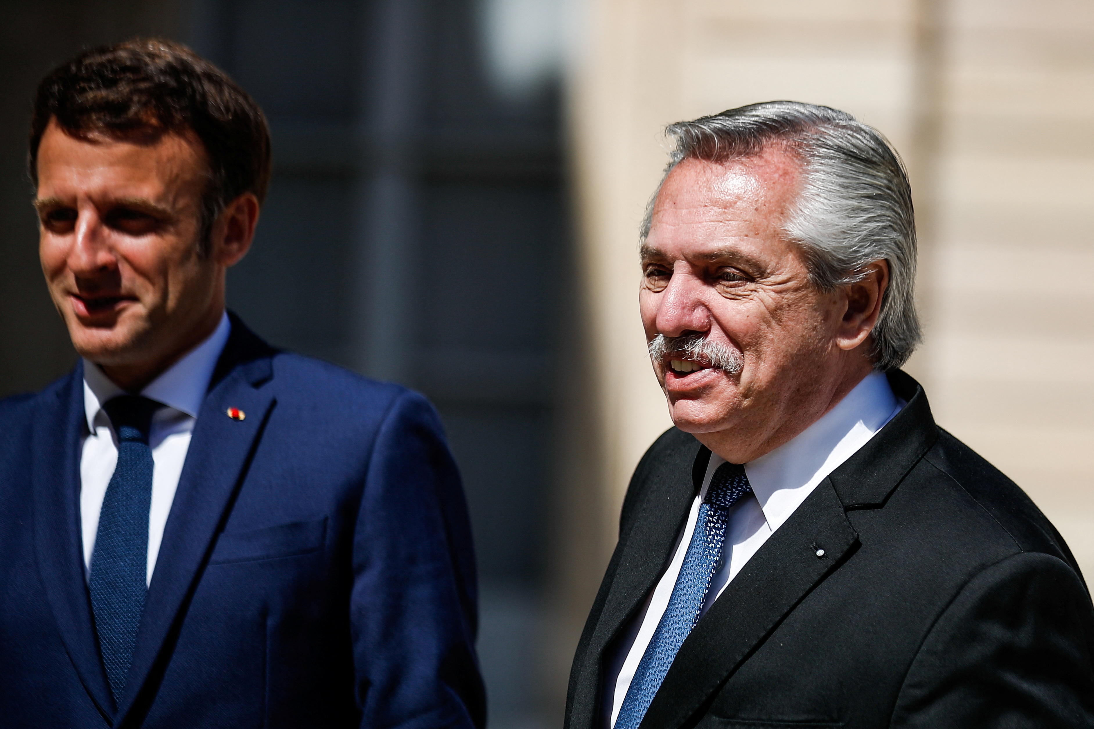 Alberto Fernández with the President of France, Emmanuel Macron.  (Mohammed Badra/Pool via REUTERS)