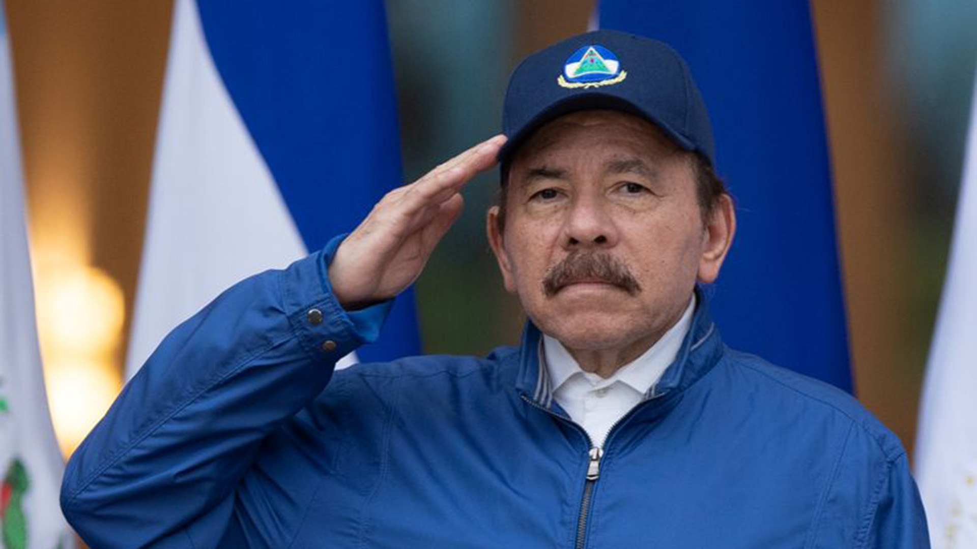 Imagen de archivo. El presidente de Nicaragua, Daniel Ortega, saluda durante una ceremonia por el 199 aniversario de la independencia del país, en Managua, el 15 de septiembre de 2020. (Nicaragua's Presidency/Cesar Perez/Handout via REUTERS)