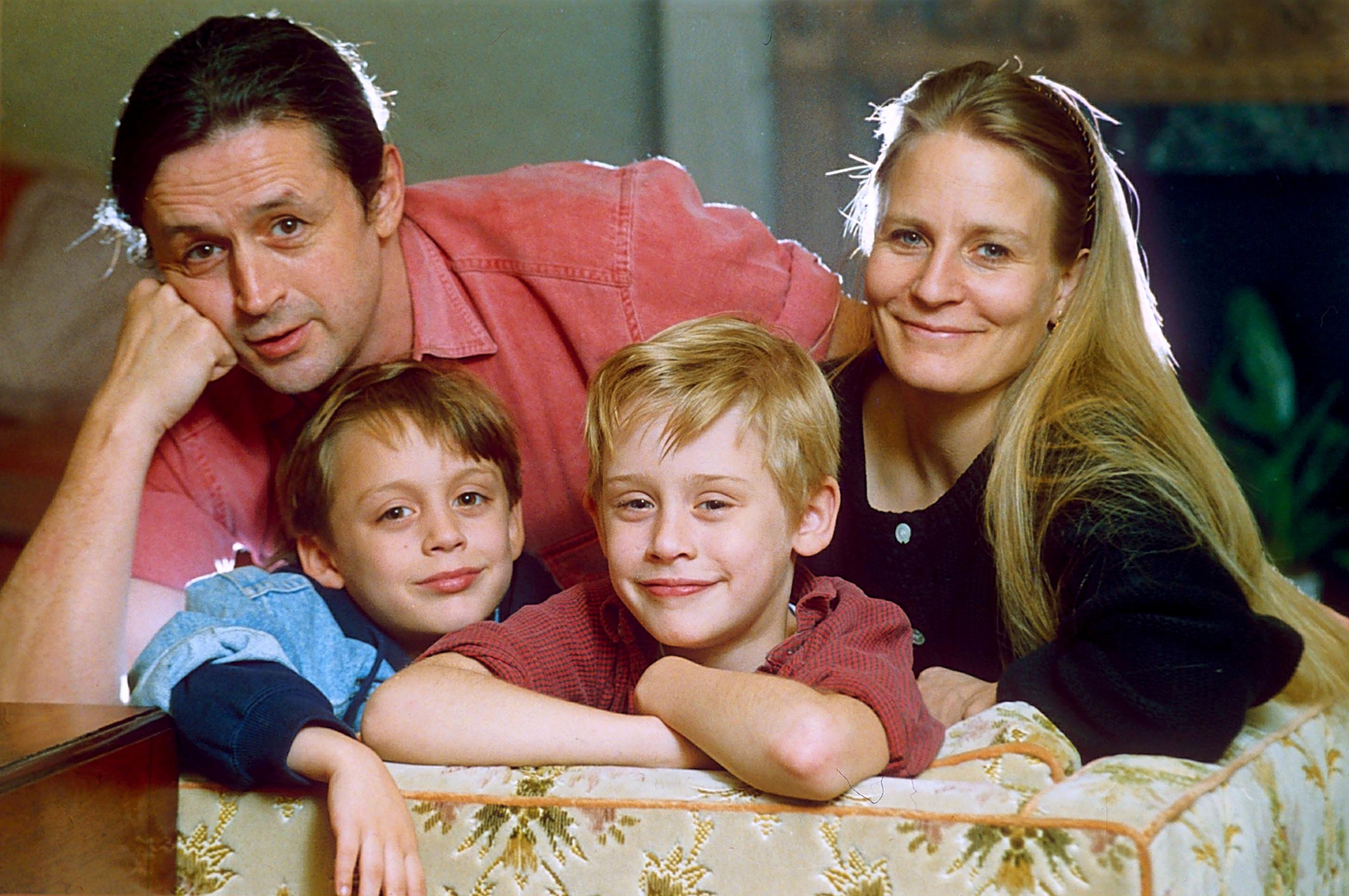 Macaulay junto a sus padres y uno de sus hermanos en 1990, año de estreno de Mi pobre angelito. Sus vidas habían cambiado por completo (The Grosby Group)