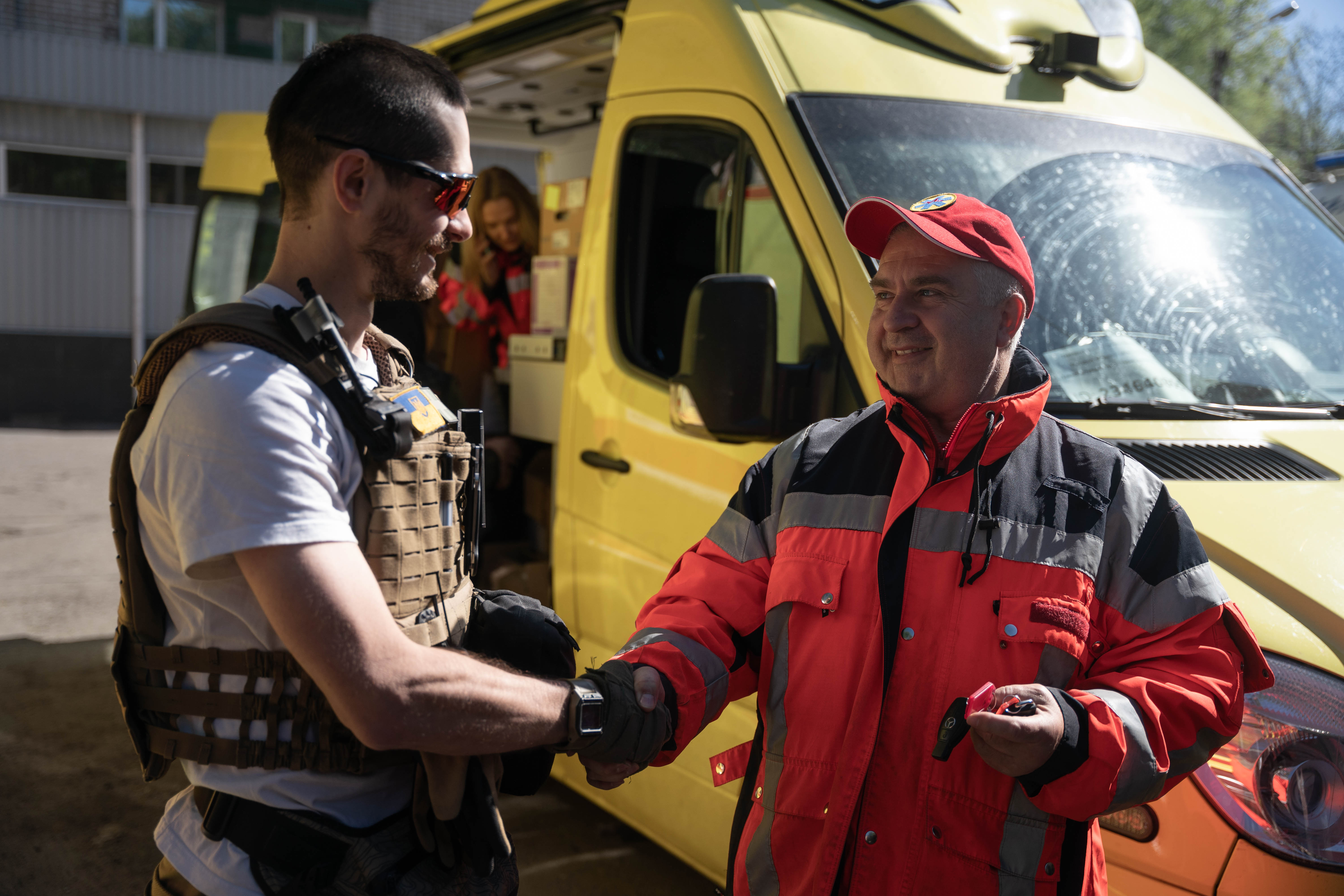 Oleksiy Maslo le entrega las ambulancias a Viktor Zabashta, director del Centro de Atención de Emergencias Medicas de Kharkiv. (Franco Fafasuli). 