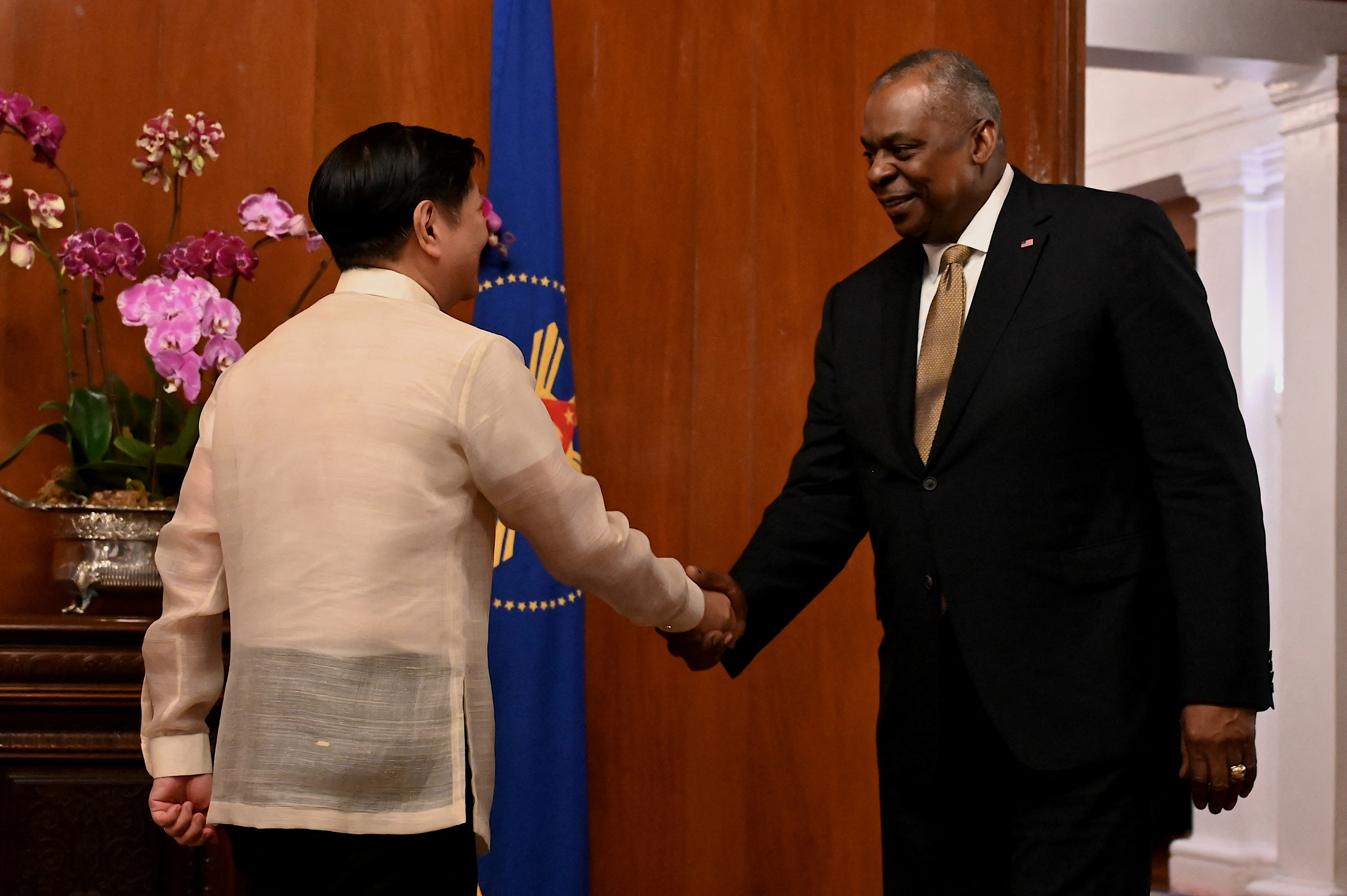 El secretario de Defensa de Estados Unidos, Lloyd Austin, junto al presidente filipino, Ferdinand "Bongbong" Marcos Jr. en el palacio Presidencial Malacanang en Manila. (Jam Sta Rosa/Pool via REUTERS)