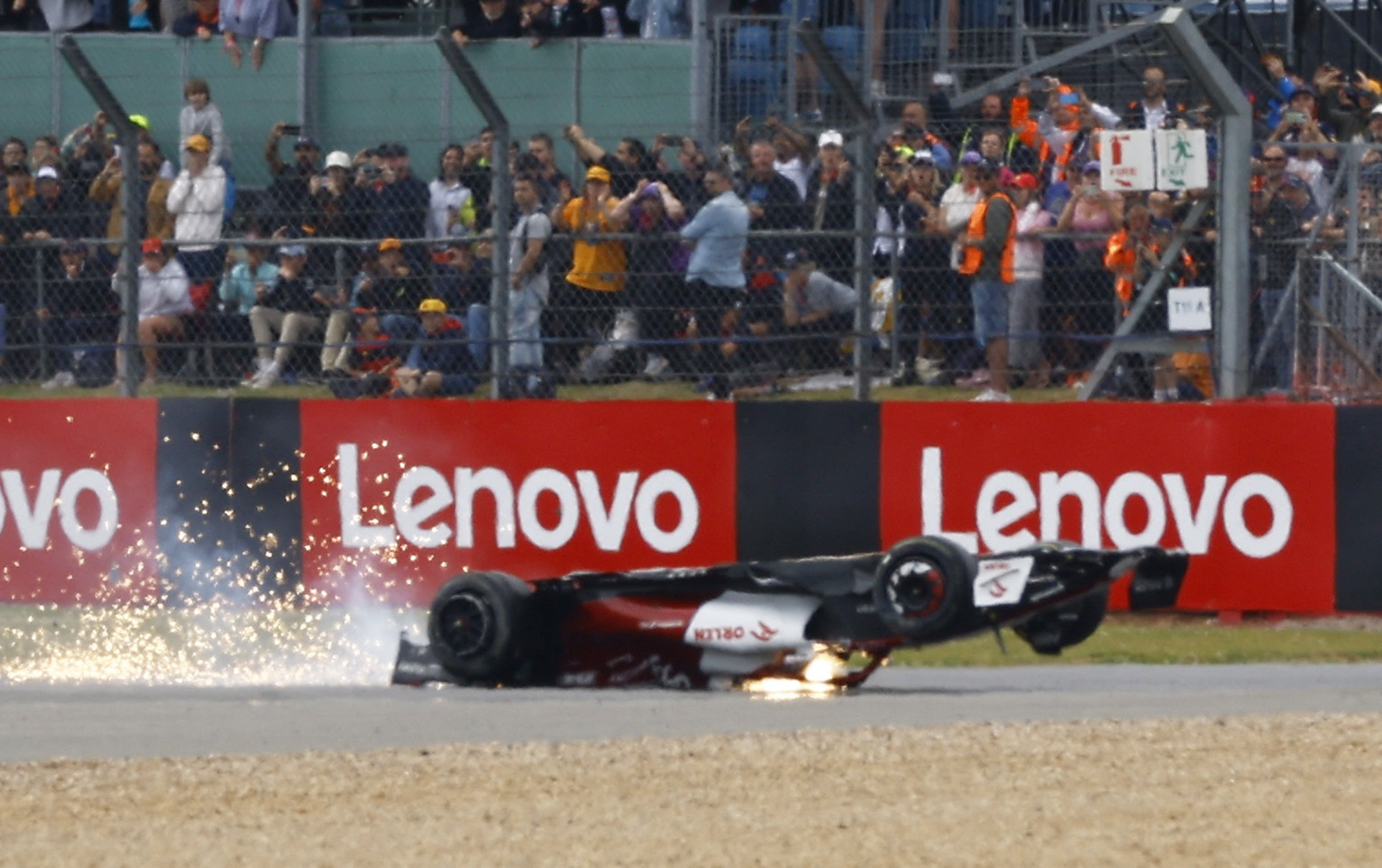 Guanyu Zhou (Alfa Romeo) tuvo un fuerte accidente recién iniciada la competencia. (Foto: REUTERS/Andrew Boyers)