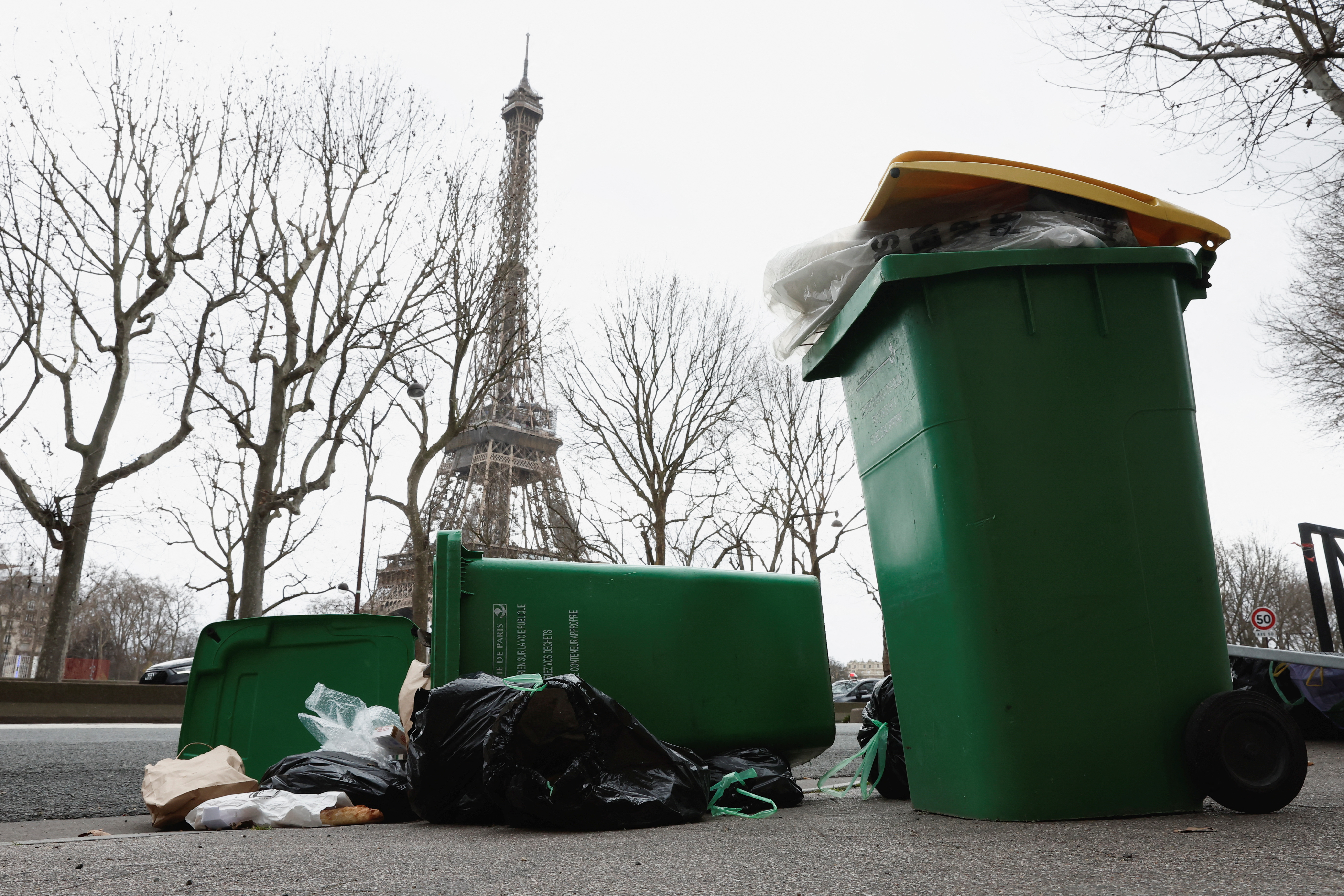 Cubos de basura desborbados, con la Torre Eiffel en el fondo (REUTERS/Benoit Tessier)