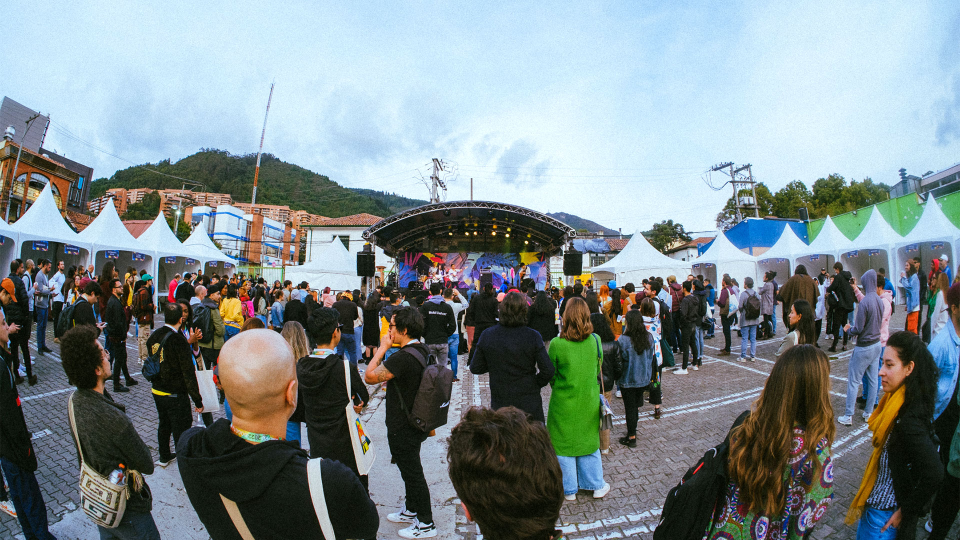 Una postal de los shows al aire libre en un escenario montado en pleno barrio de Usaquen, al norte de Bogotá