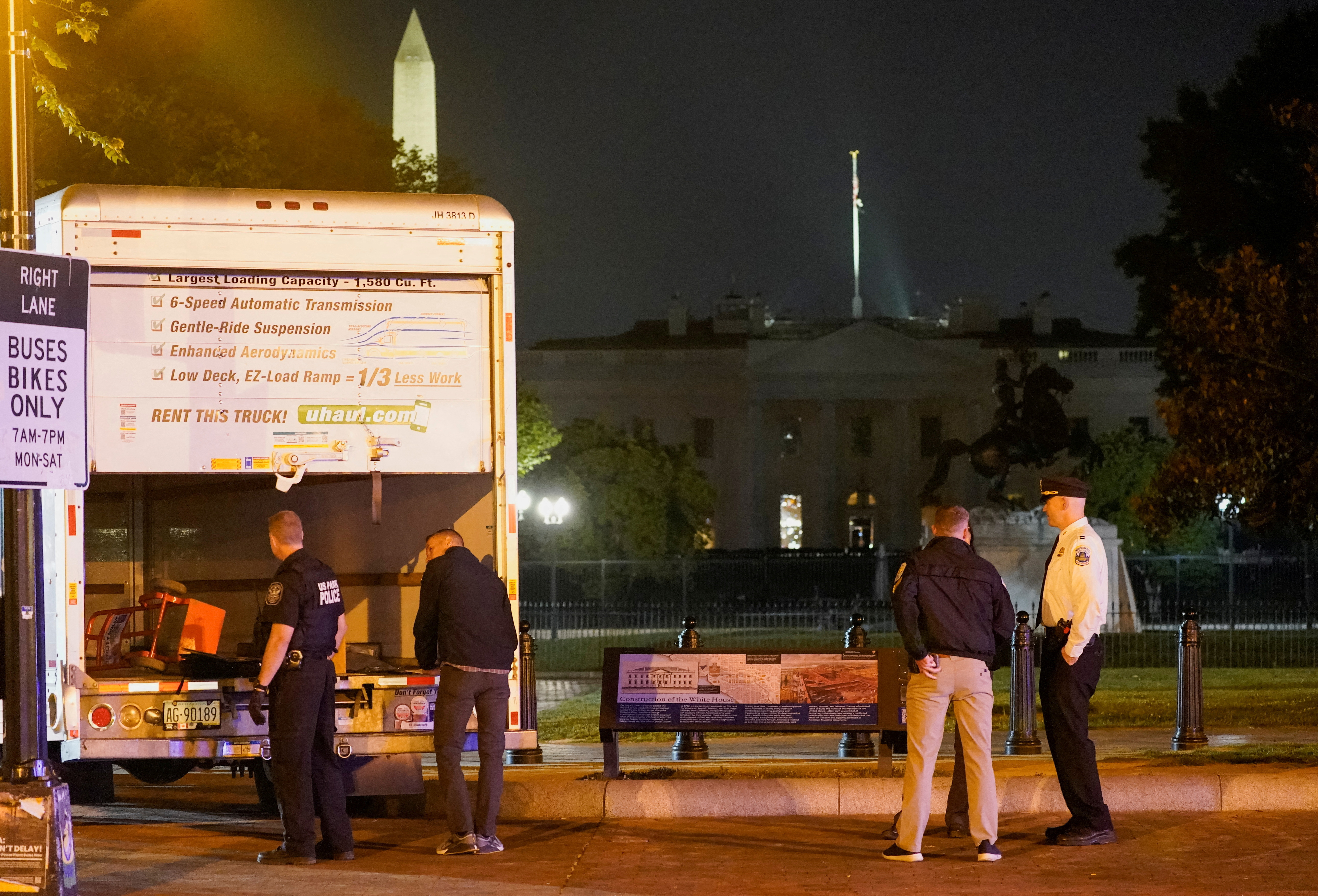 Un camión se estrelló contra las barreras de seguridad de la Casa Blanca
