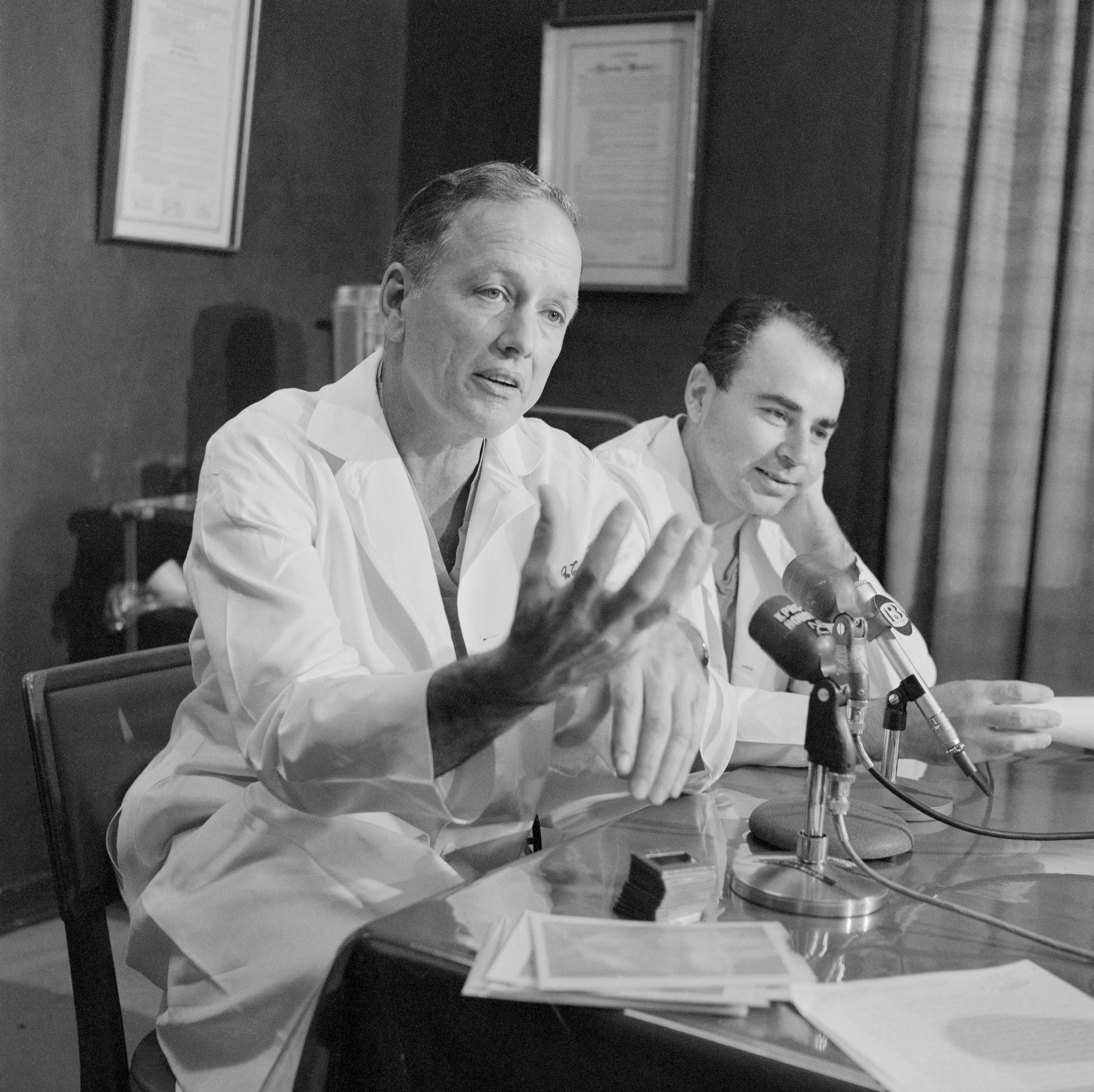 A sinistra: Dott.  Denton Cooley.  A destra, il dott.  Domingo Liotta.  Così hanno spiegato alla stampa i loro successi nel campo delle scienze mediche. 