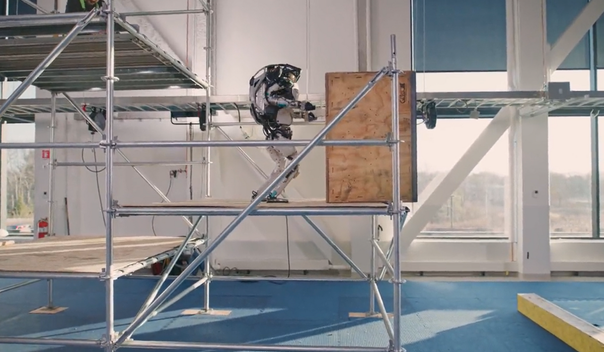 Al robot de Boston Dynamics le agregaron manos para que tomara y soltara objetos.